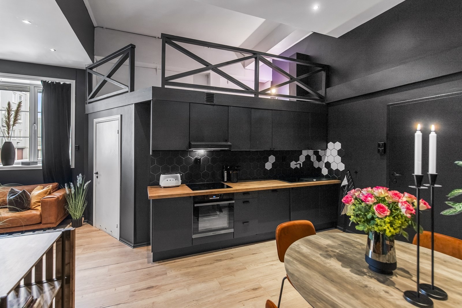 Leiligheten er oppusset i 2021 med nye laminatgulv, malt vegger, nye lister i 2021, fliser over kjøkkenbenk, nye hvitevarer, ny benkeplate, samt ny spilevegg. Galleribilde