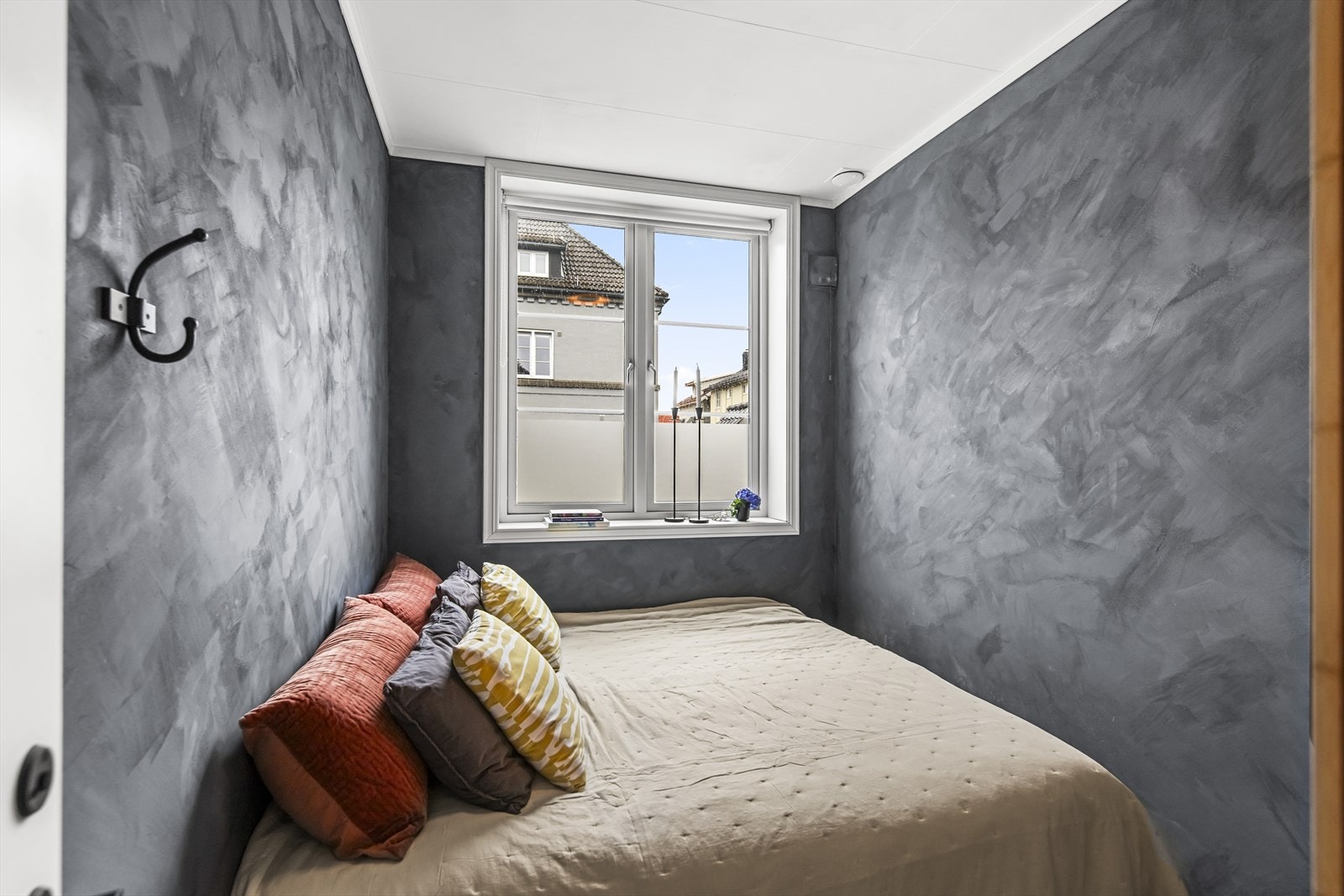 Lunt og hyggelig soverom med plass til både dobbeltseng og nattbord. Galleribilde