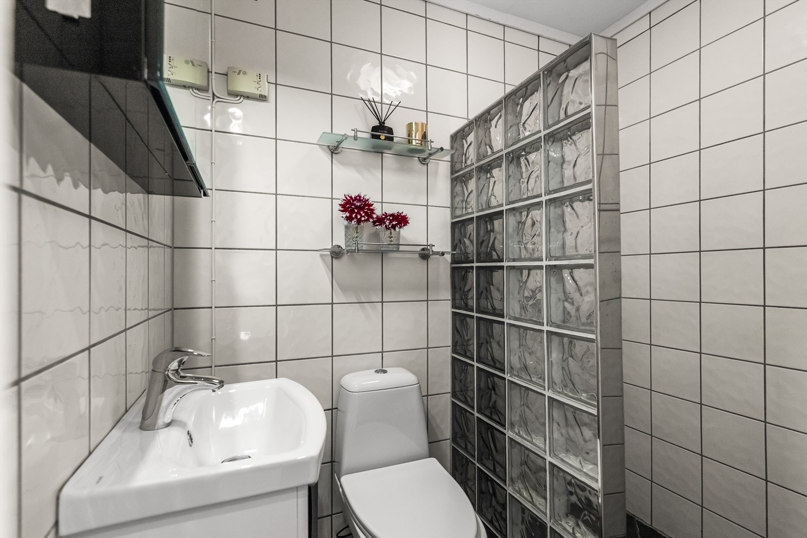 Badet er innredet med fliser på både vegger og gulv ca 2004 og videre oppgradert i 2020 med ny baderomsinnredningen. Glassbyggerstein er fra 2013 og wc er fra 2017. Galleribilde