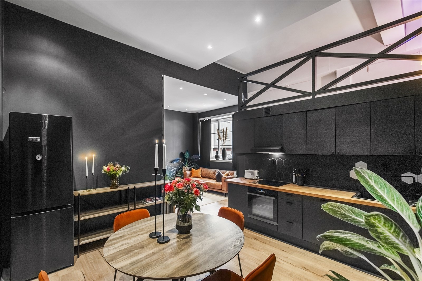 Her har du et tidsriktig svart ikea-kjøkken i høyglanslakkert utførelse fra antatt 2004, der frontene er byttet rundt 2011. Benkeplaten er foliert i 2020. Galleribilde