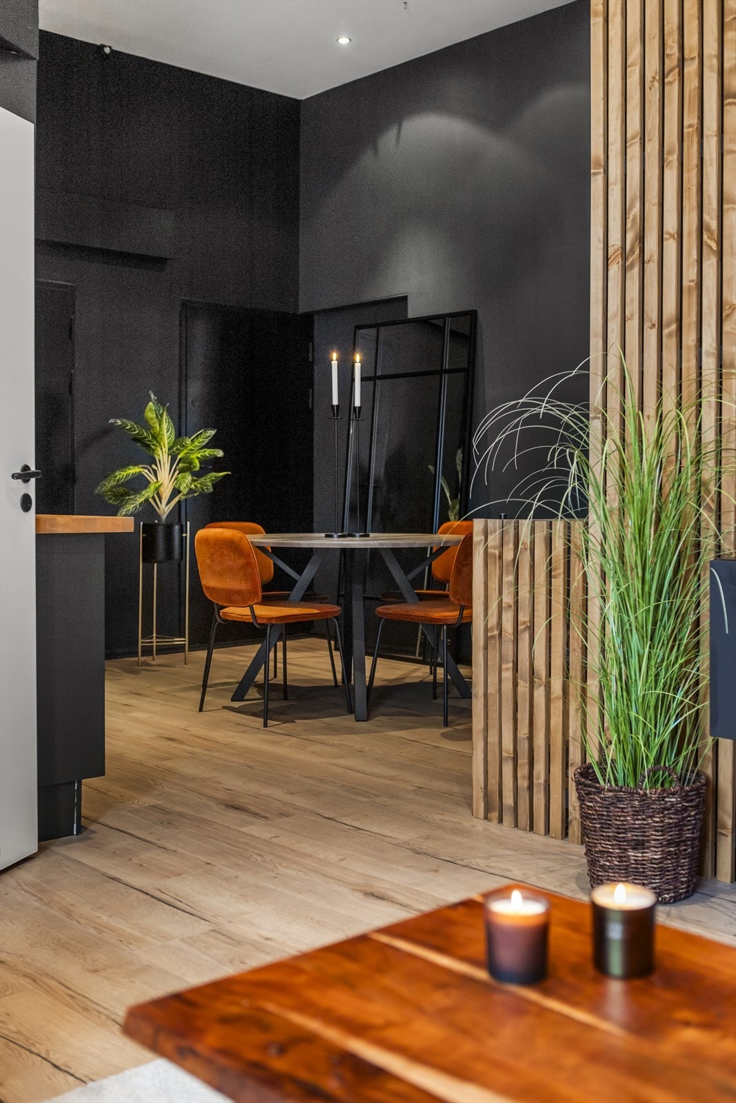 Åpen løsning inn til kjøkkenet Galleribilde