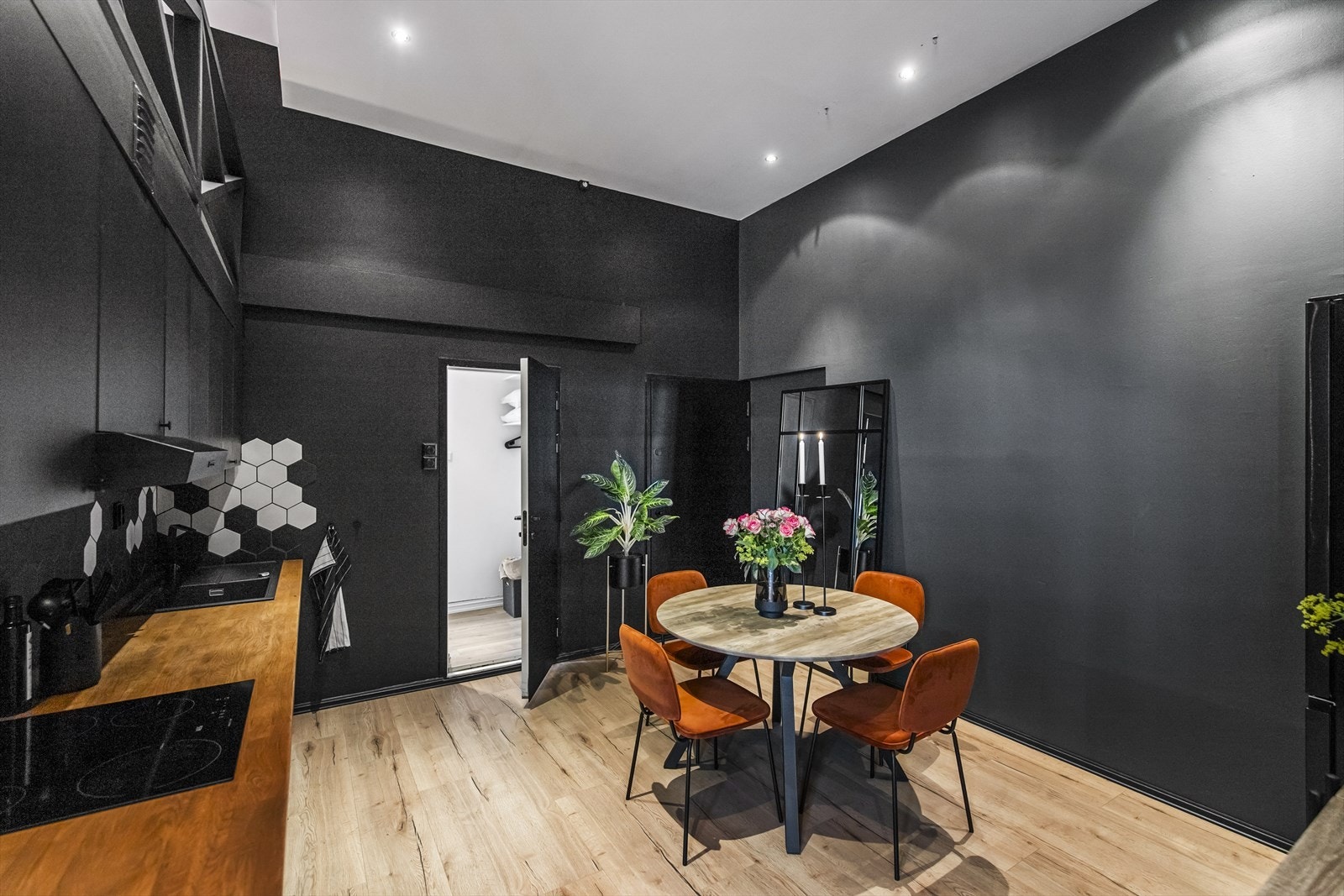 Dør inn til walk-in, soverom og bad Galleribilde