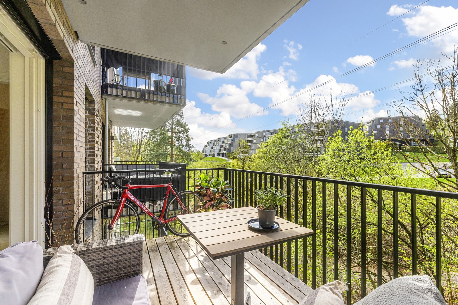 Skjermet og sørvendt balkong på ca. 8m² med gode solforhold - et herlig sted å nyte solrike dager og varme sommerkvelder. Galleribilde