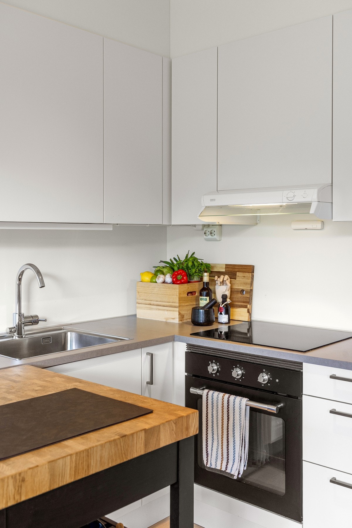 Kjøkkenet er utstyrt med integrerte hvitevarer bestående av induksjonstopp, komfyr, oppvaskmaskin, kombiskap og avtrekksvifte. Galleribilde