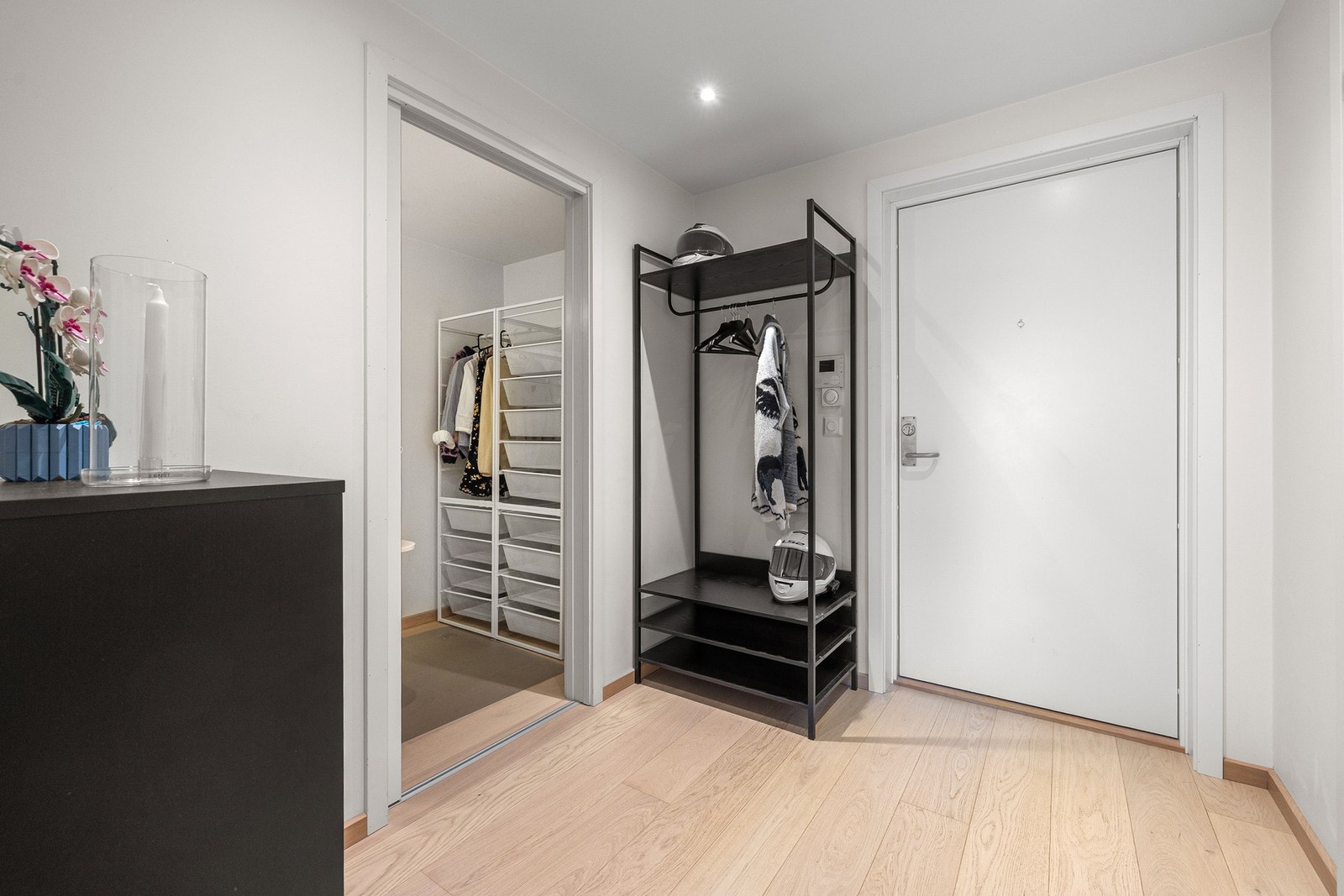 Entréen gir et hyggelig førsteinntrykk av boligen. Galleribilde