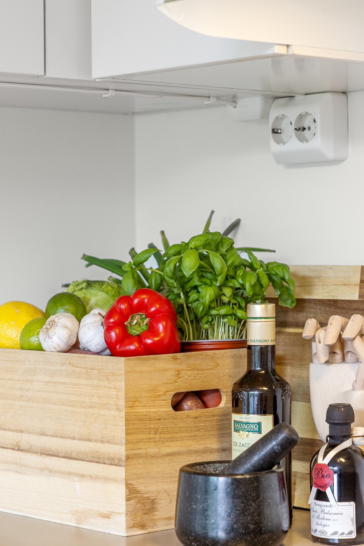 Benkeplaten er i slitesterk laminat, og mellom benkeplate og overskap er det slette, malte veggflater som gir et rent uttrykk. Galleribilde