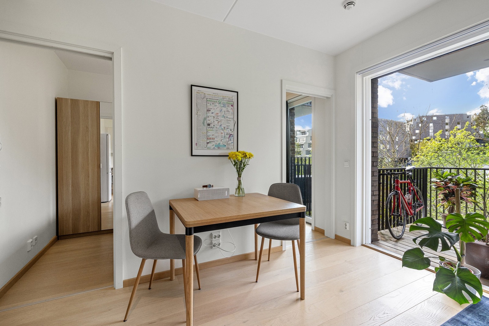 Stuen har en åpen og sosial planløsning mot kjøkkenet, med plass til sofa, TV-møblement og spisebord. Galleribilde