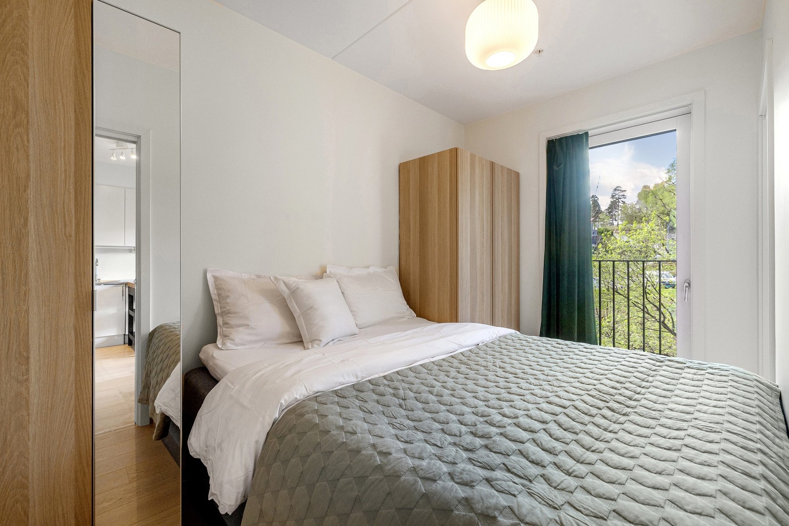 Lyst og luftig soverom i praktisk "Laila"-løsning med adkomst fra stuen. Galleribilde