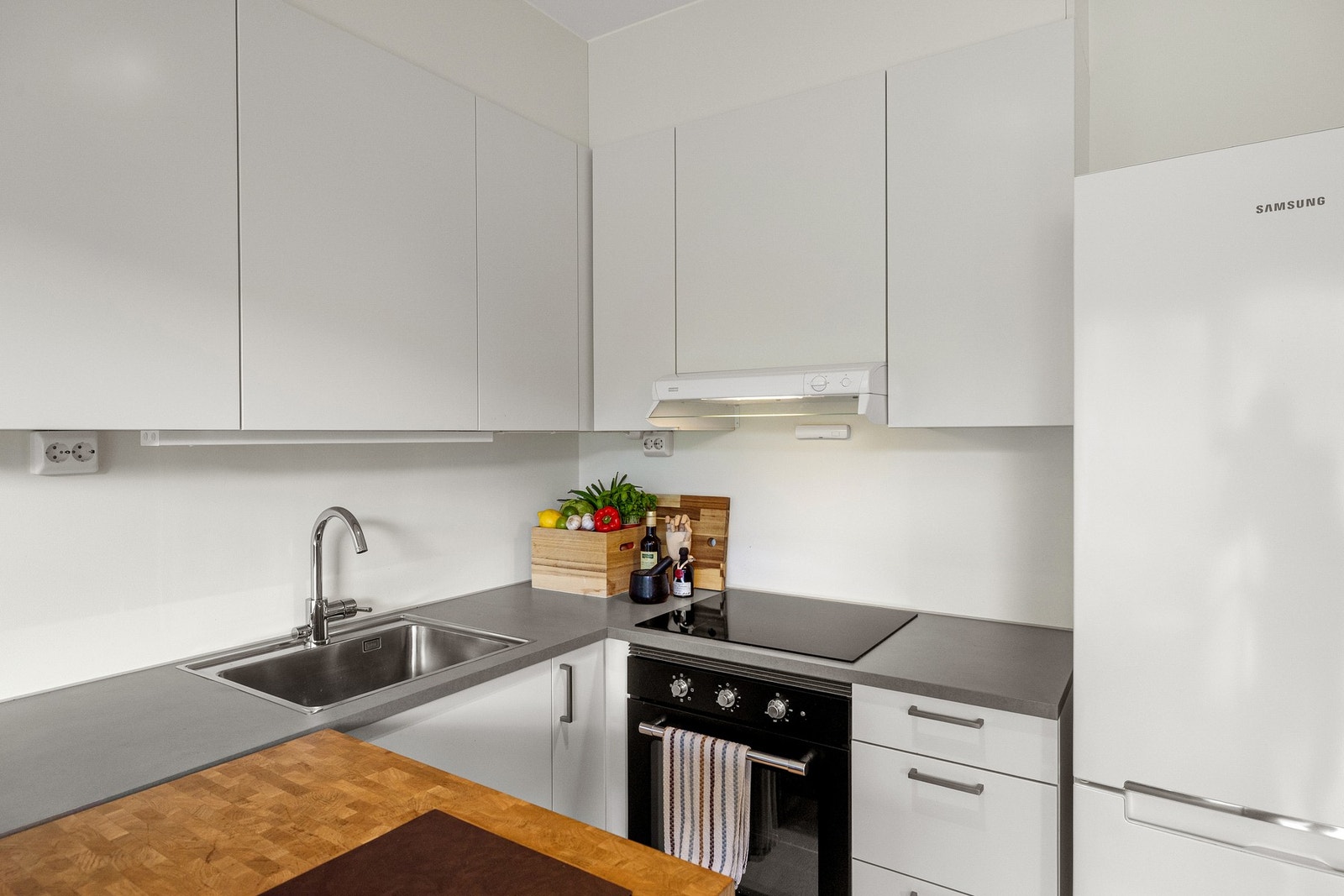 Stilrent og moderne kjøkken fra 2019 med tidløst design, og godt med skapplass. Galleribilde