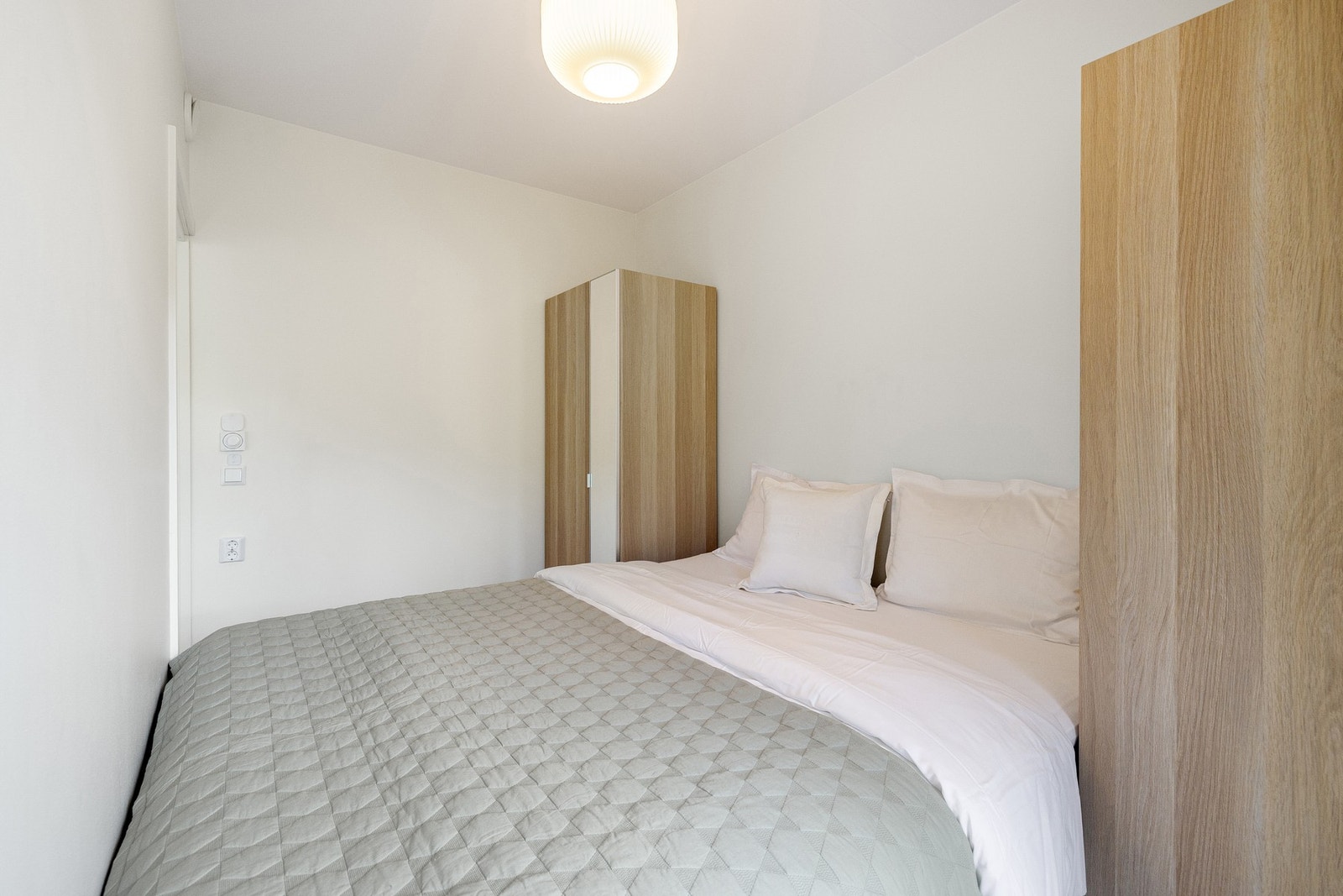 Rommet har god plass til dobbeltseng, nattbord og garderobeløsning etter behov. Galleribilde