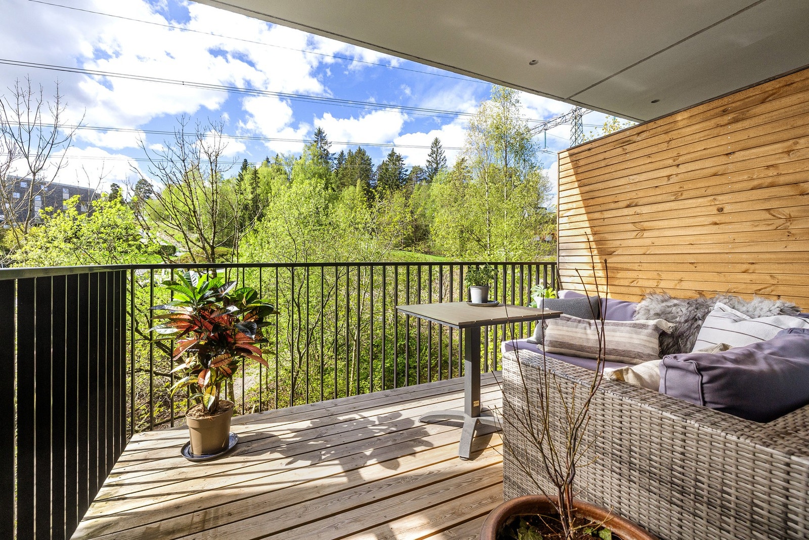 Balkongen vender mot naturskjønne Mærradalen og byr på et fredelig og grønt utsyn, som skaper en avslappende atmosfære. Galleribilde