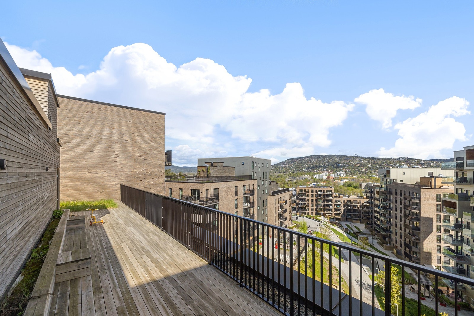 Leiligheten har tilgang til en takterrasse med utsikt mot Holmenkollen. Galleribilde