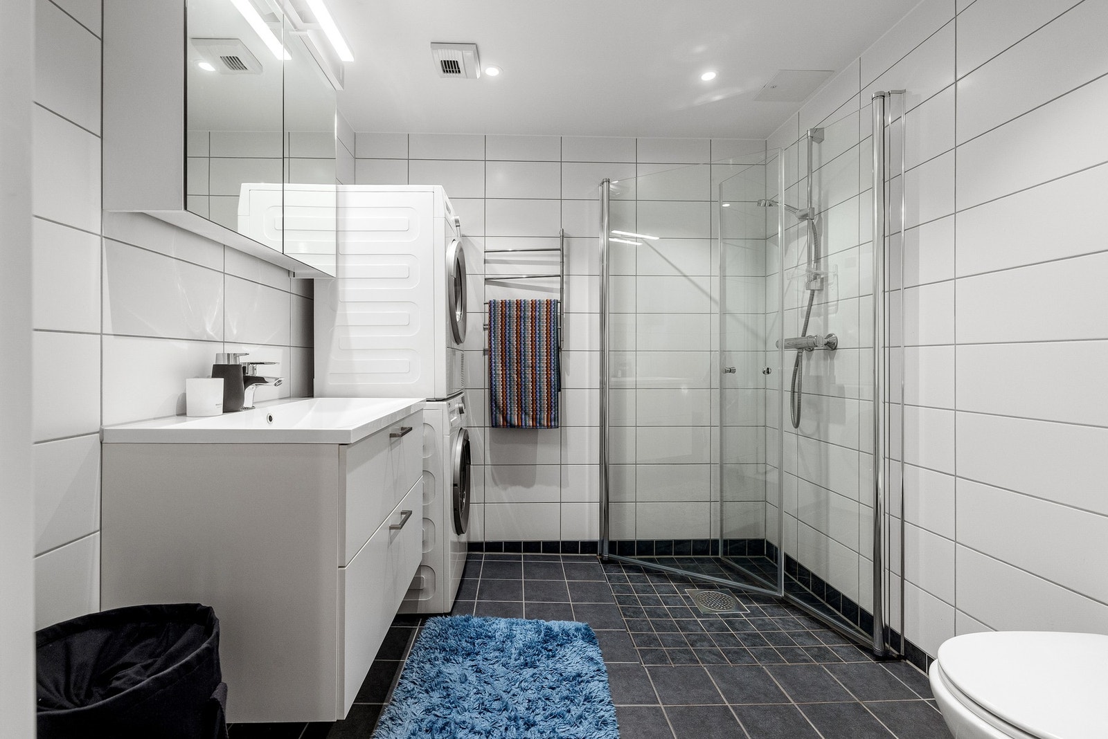 Bad fra 2019 med stilrene materialvalg og praktiske løsninger. Galleribilde