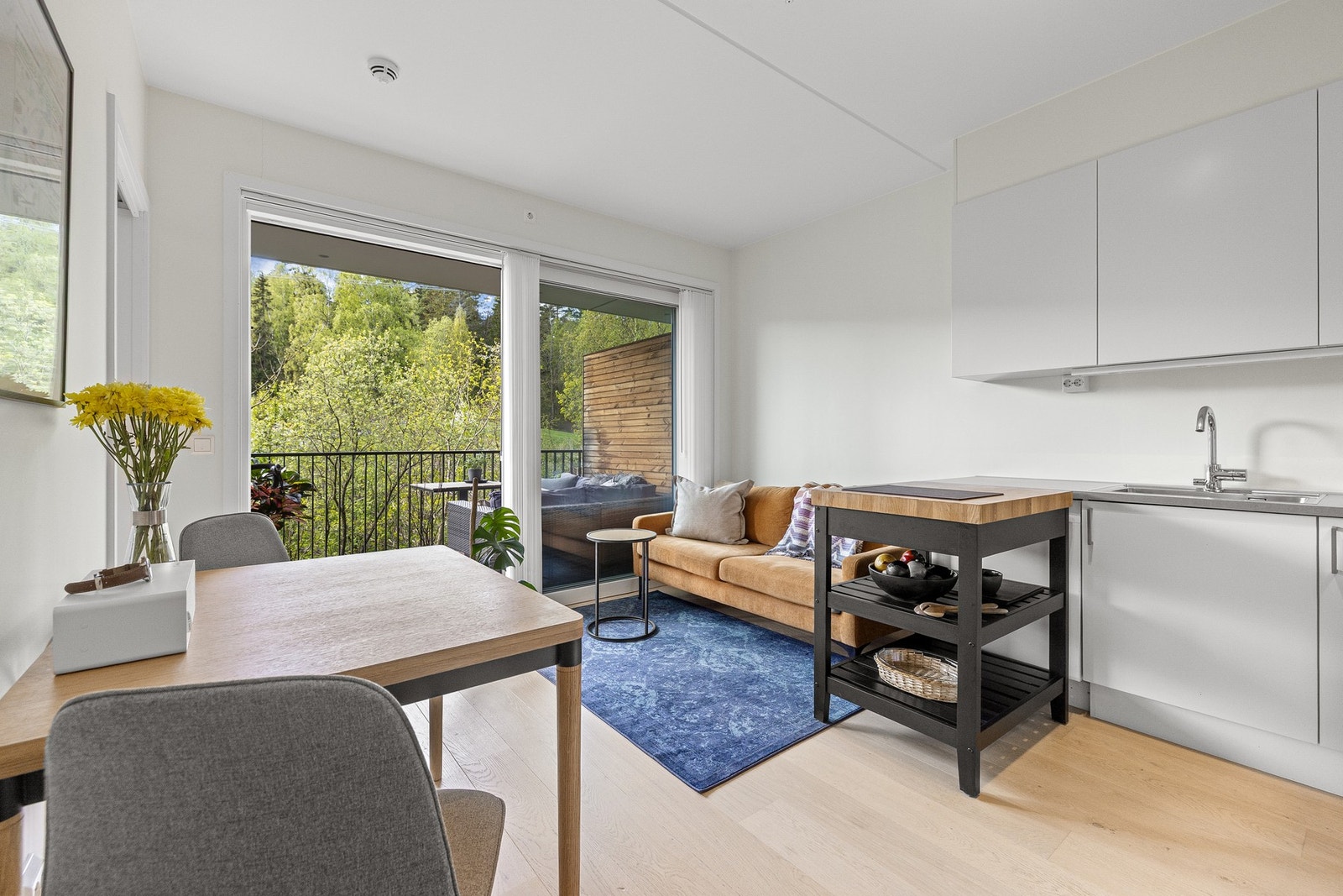 Stuen har store vindusflater som slipper inn rikelig med naturlig dagslys og gir et luftig preg til rommet. Galleribilde