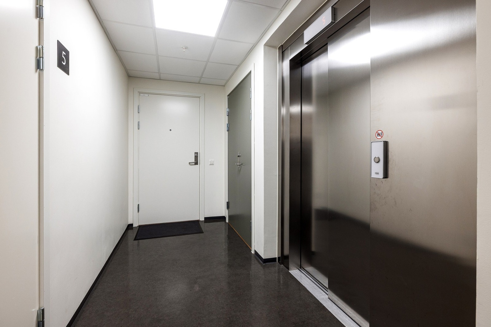 Boligen ligger i byggets femte etasje, og adkomsten er enkel og praktisk via heis direkte fra bakkeplan. Galleribilde