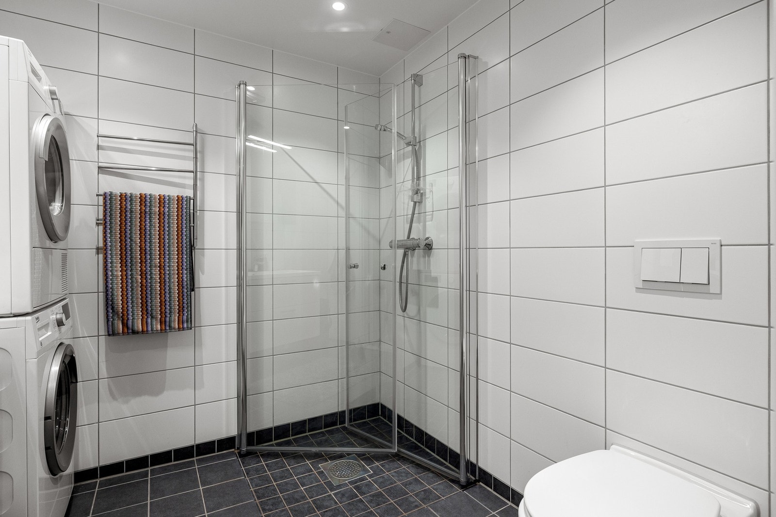 Badet er utstyrt med dusjhjørne, toalett, servantinnredning og behagelig elektrisk gulvvarme. Galleribilde