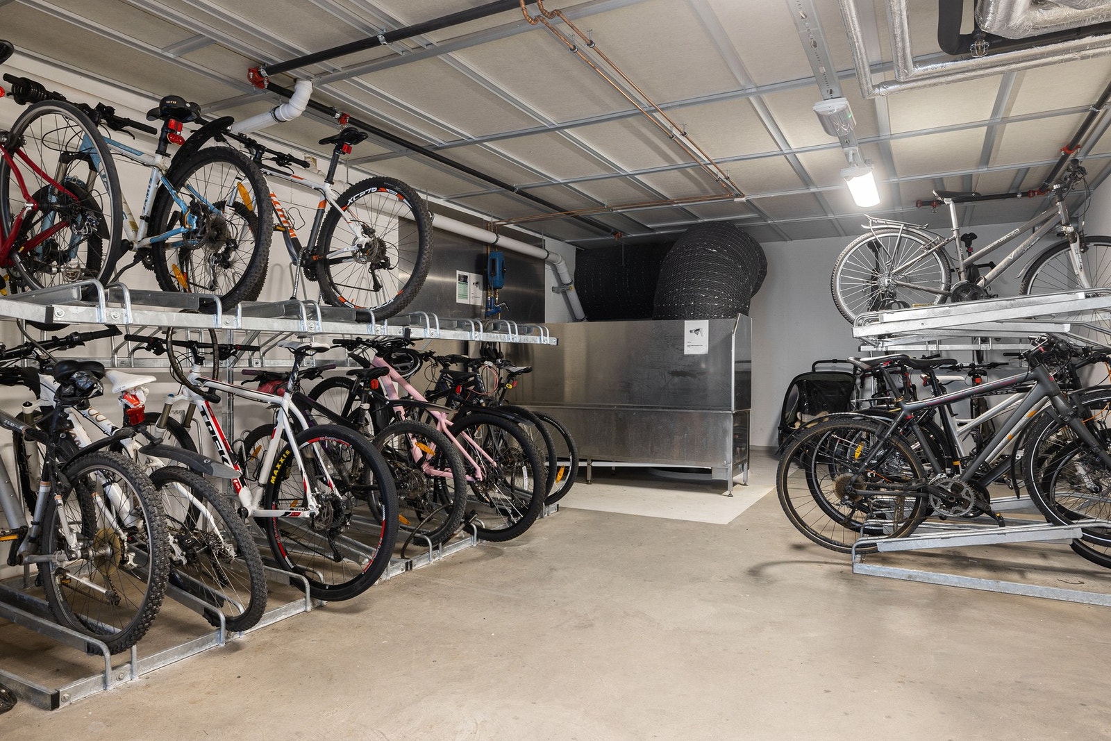 Borettslaget har en stor og moderne fellesbod i første etasje med sykkelparkering, vedlikeholdsstasjon for sykkel, sykkeldusj, låsbare oppbevaringsskap og benk til prepp av ski. Galleribilde