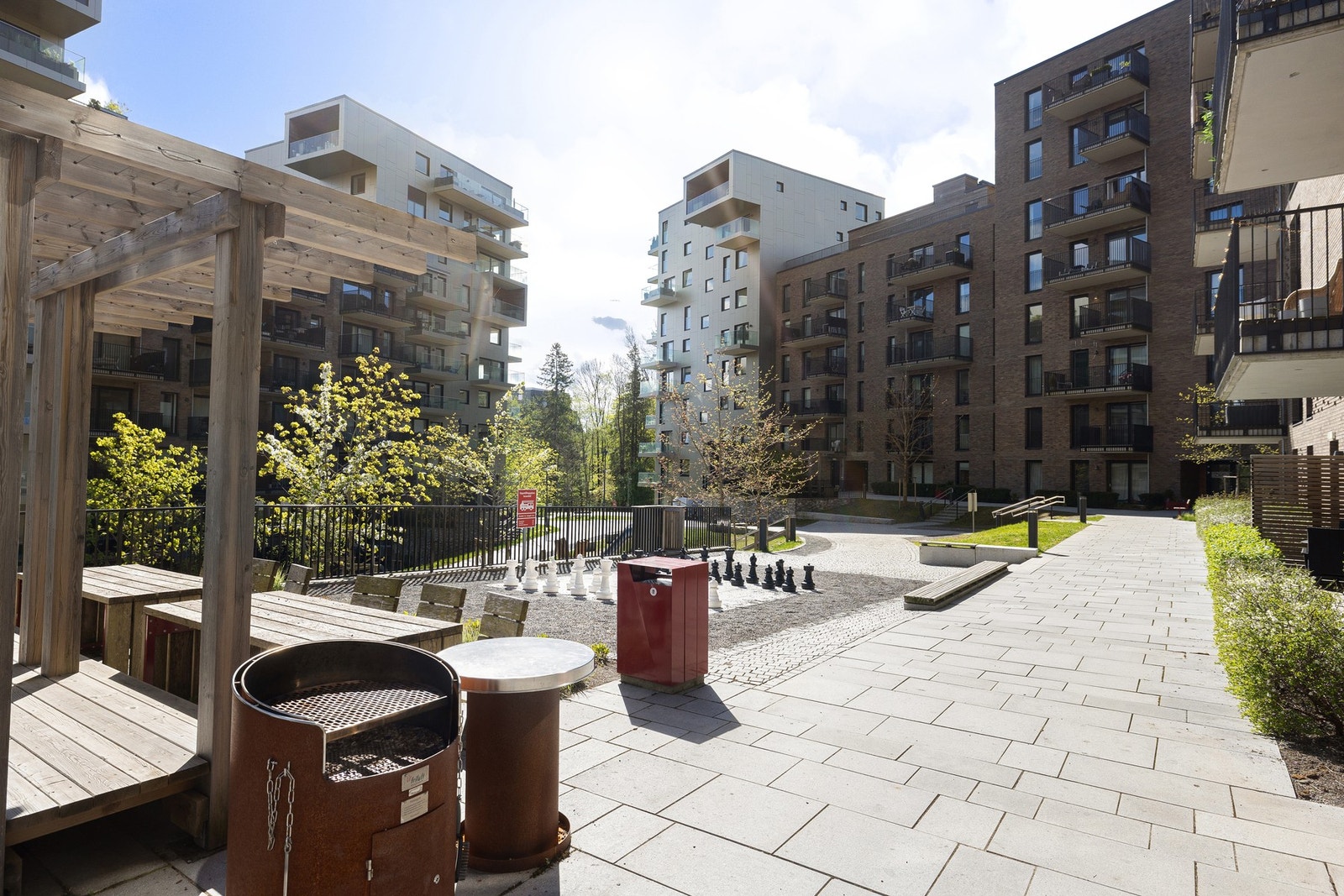 Pent opparbeidede og meget barnevennlige fellesarealer med lekeapparater, utesjakk og sklier. Galleribilde