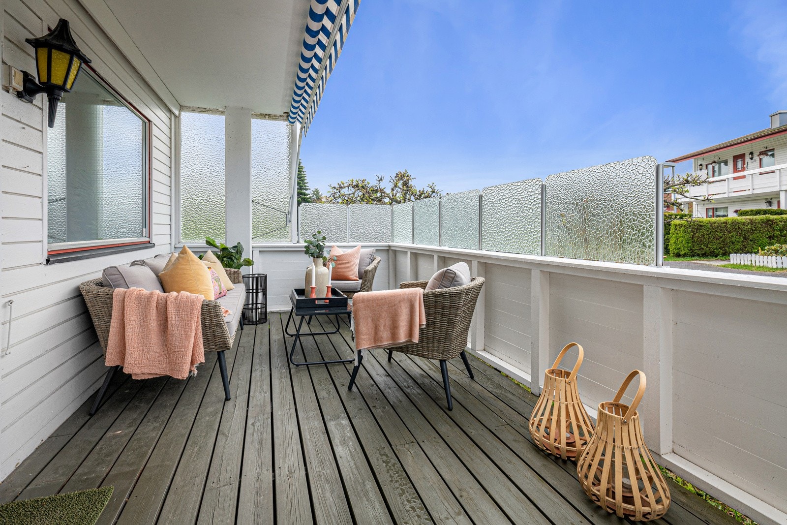 Her har du god plass til å innrede med det du måtte ønske av utemøblement Galleribilde