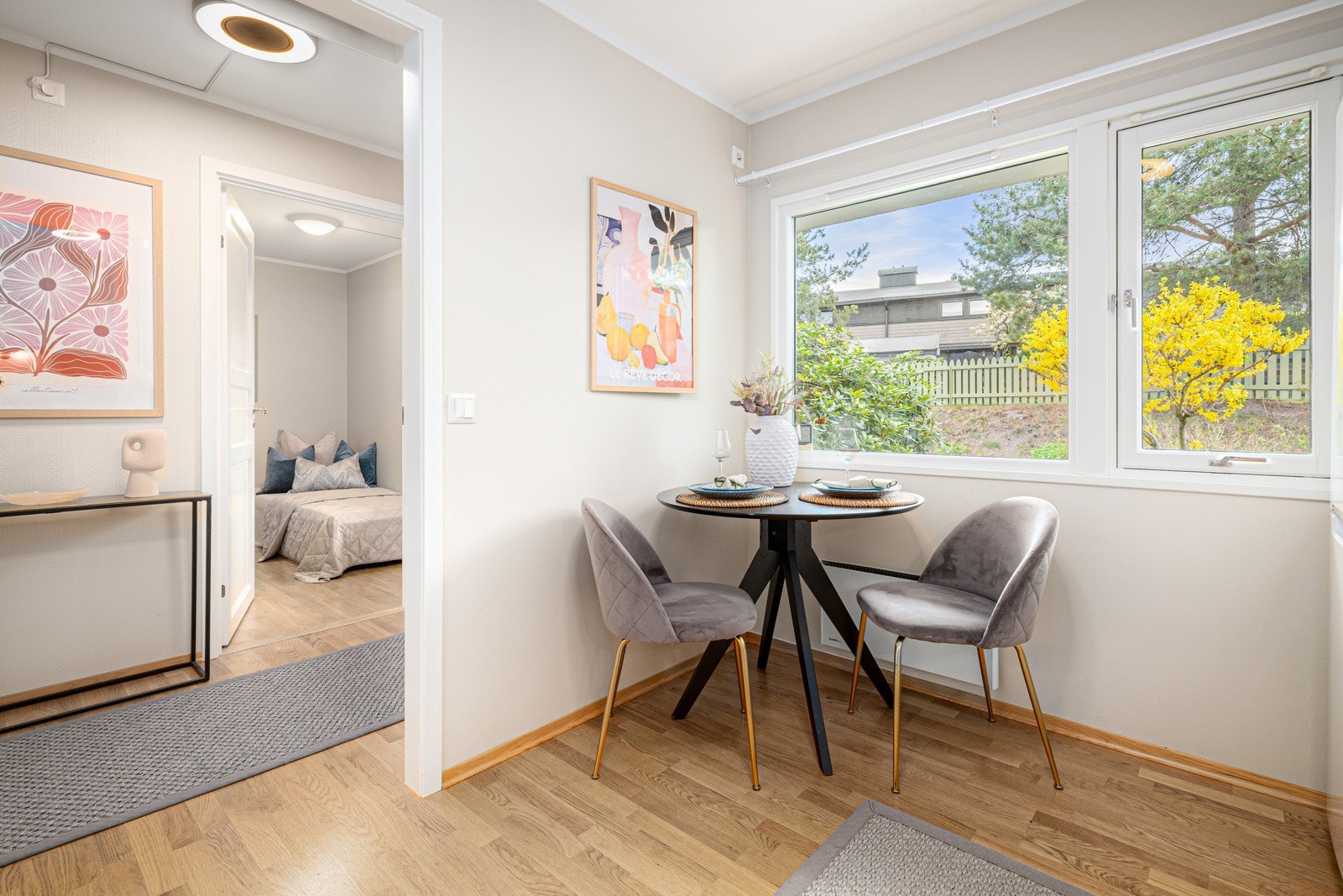 På kjøkkenet er det også plass til en liten spisegruppe Galleribilde