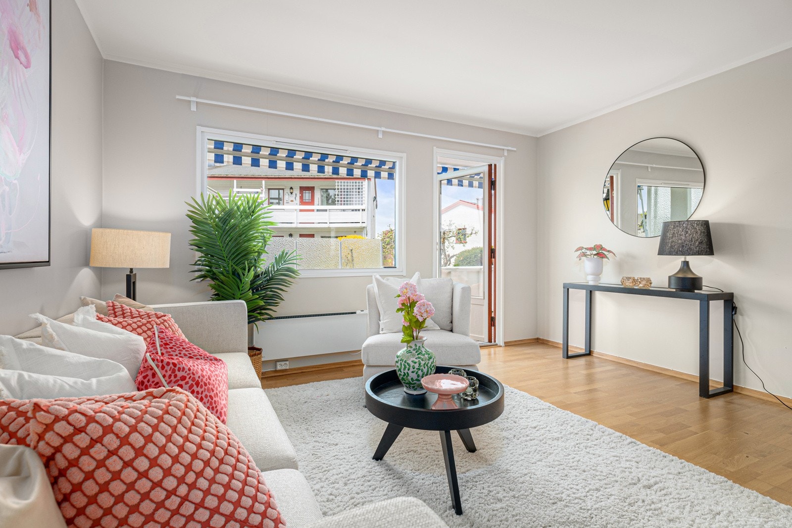 Fra stuen er det utgang til solrik, overbygget markterasse Galleribilde