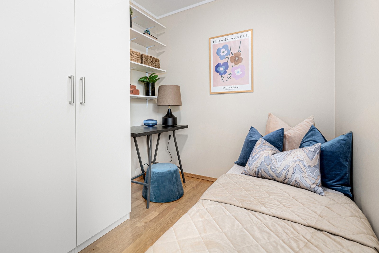 Det andre soverommet har plass til seng og tilhørende møblement Galleribilde