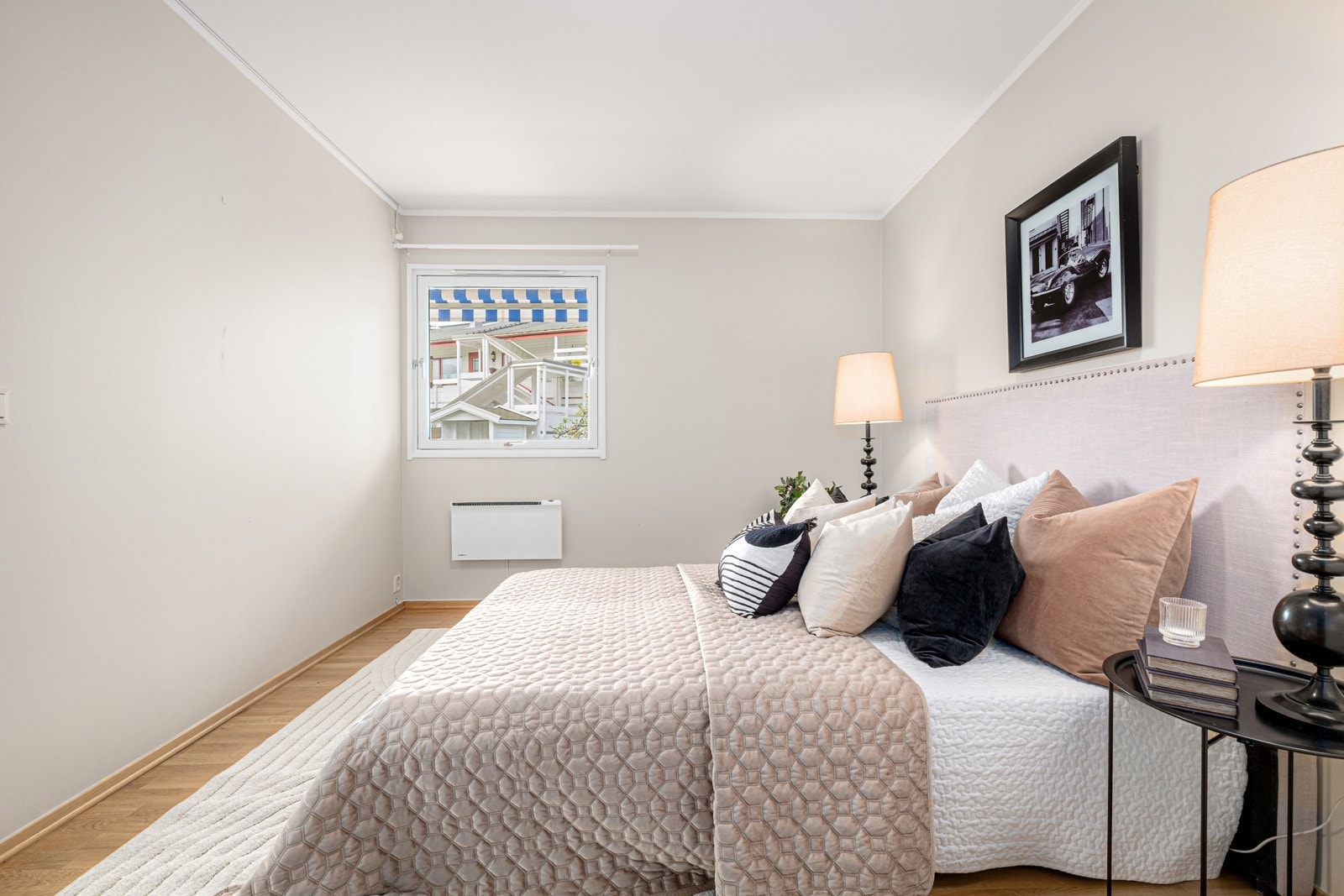 Hovedsoverommet har god plass til dobbeltseng og nattbord Galleribilde