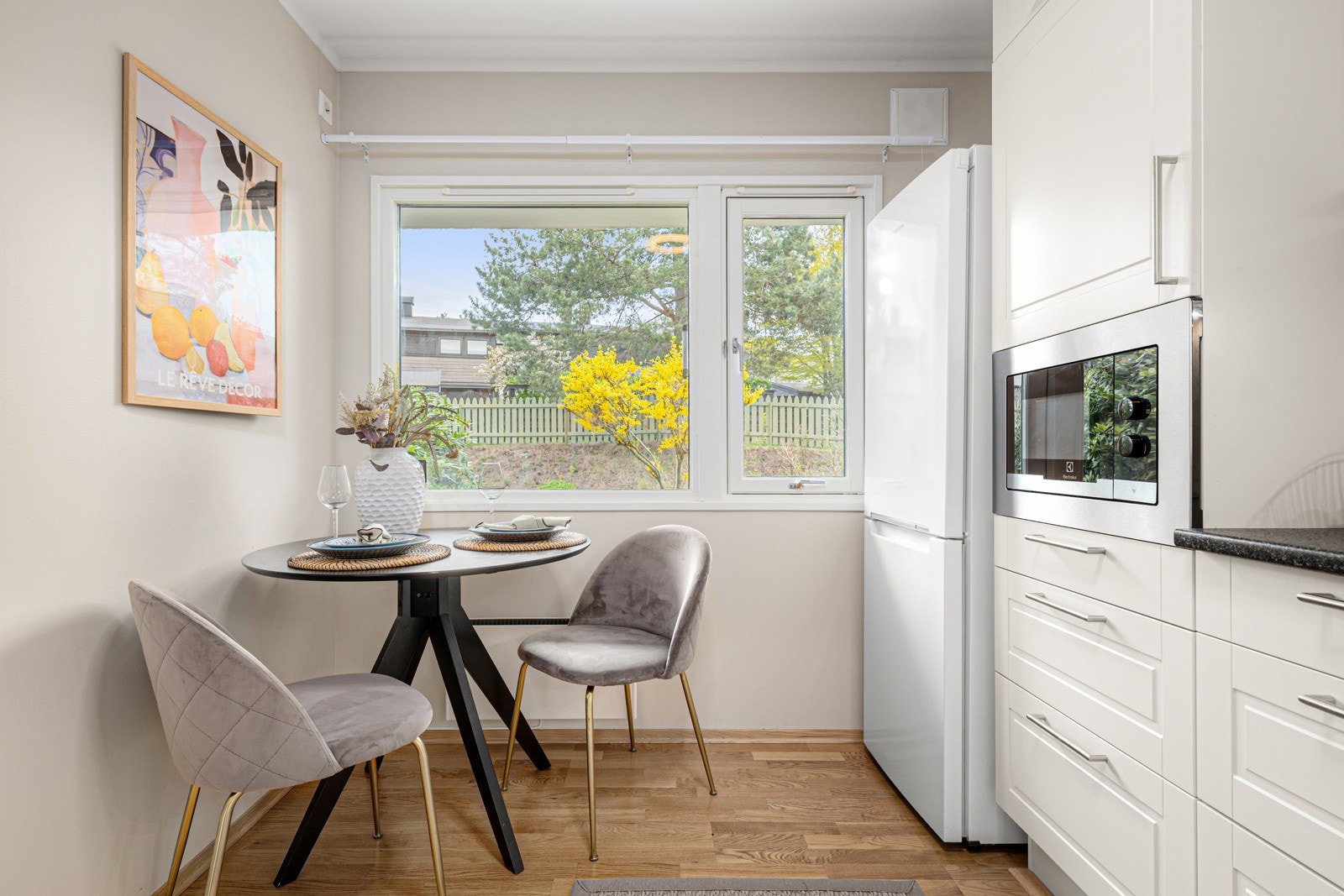 Integrert komfyr med induksjons platetopp, mikrobølgeovn og oppvaskmaskin. Frittstående kjøl/fryseskap Galleribilde