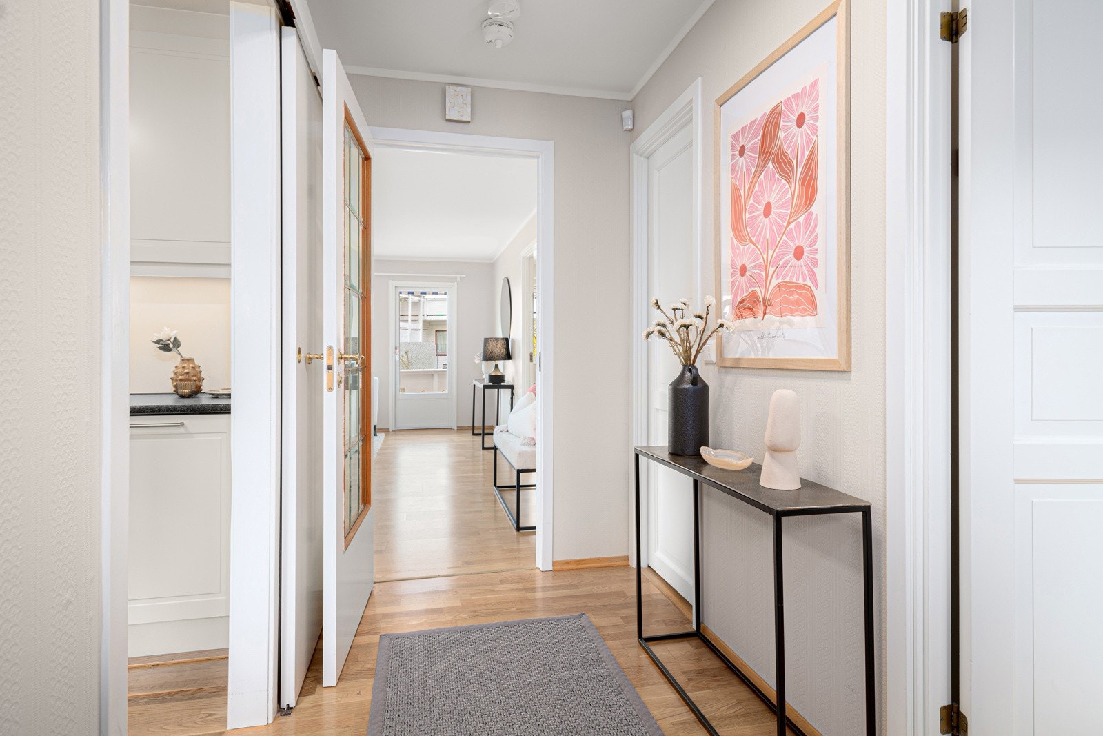 Entré/Gangen leder til soverom, kjøkken og bad Galleribilde