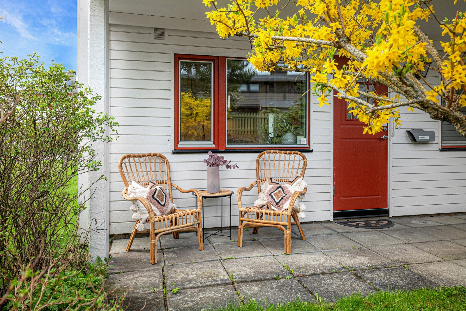 Hellelagt uteplass i forbindelse med inngangsparti, perfekt for morgenkaffen Galleribilde