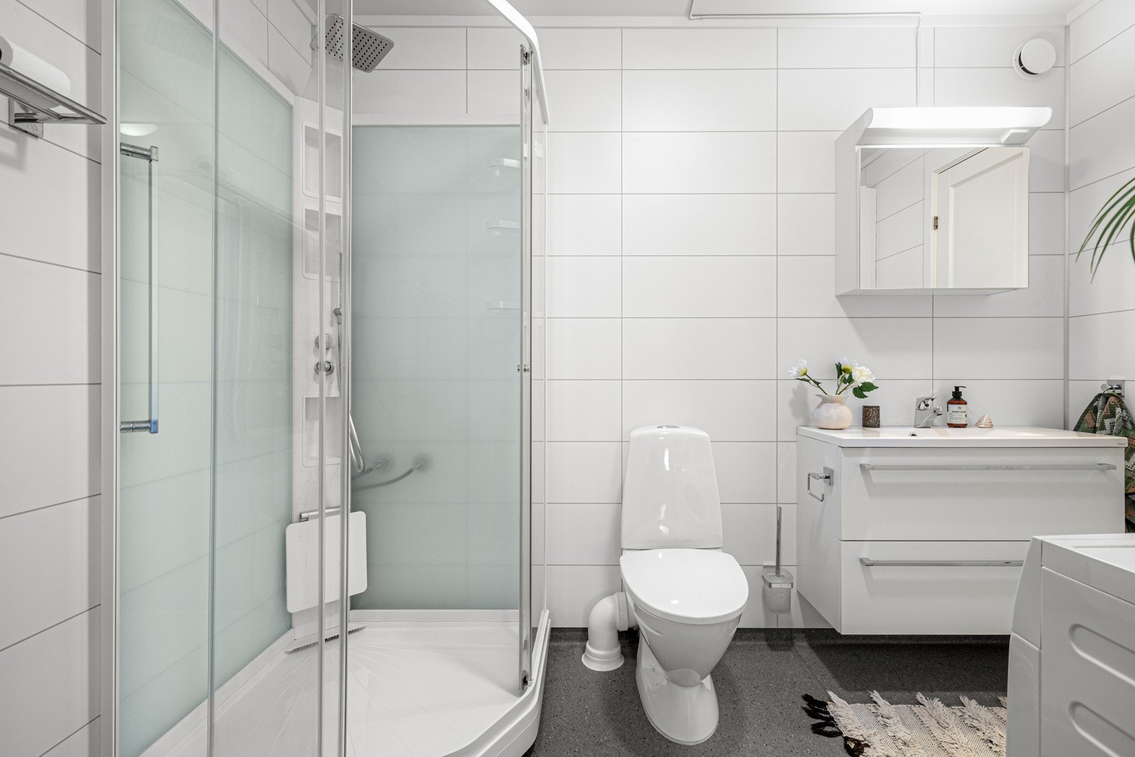 Badet har elektriske varmekabler i gulv Galleribilde