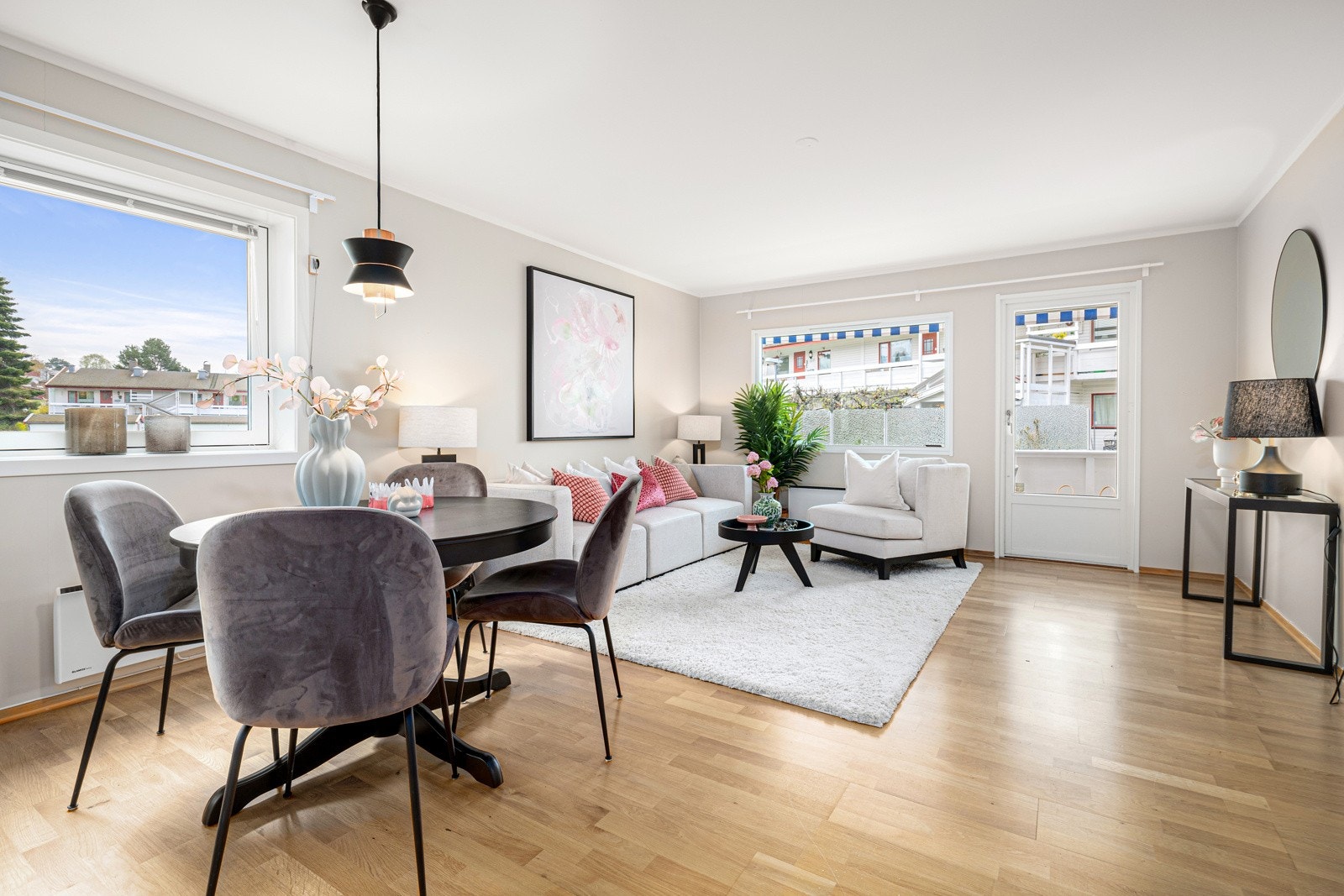 Stuen oppleves romslig og har god planløsning Galleribilde