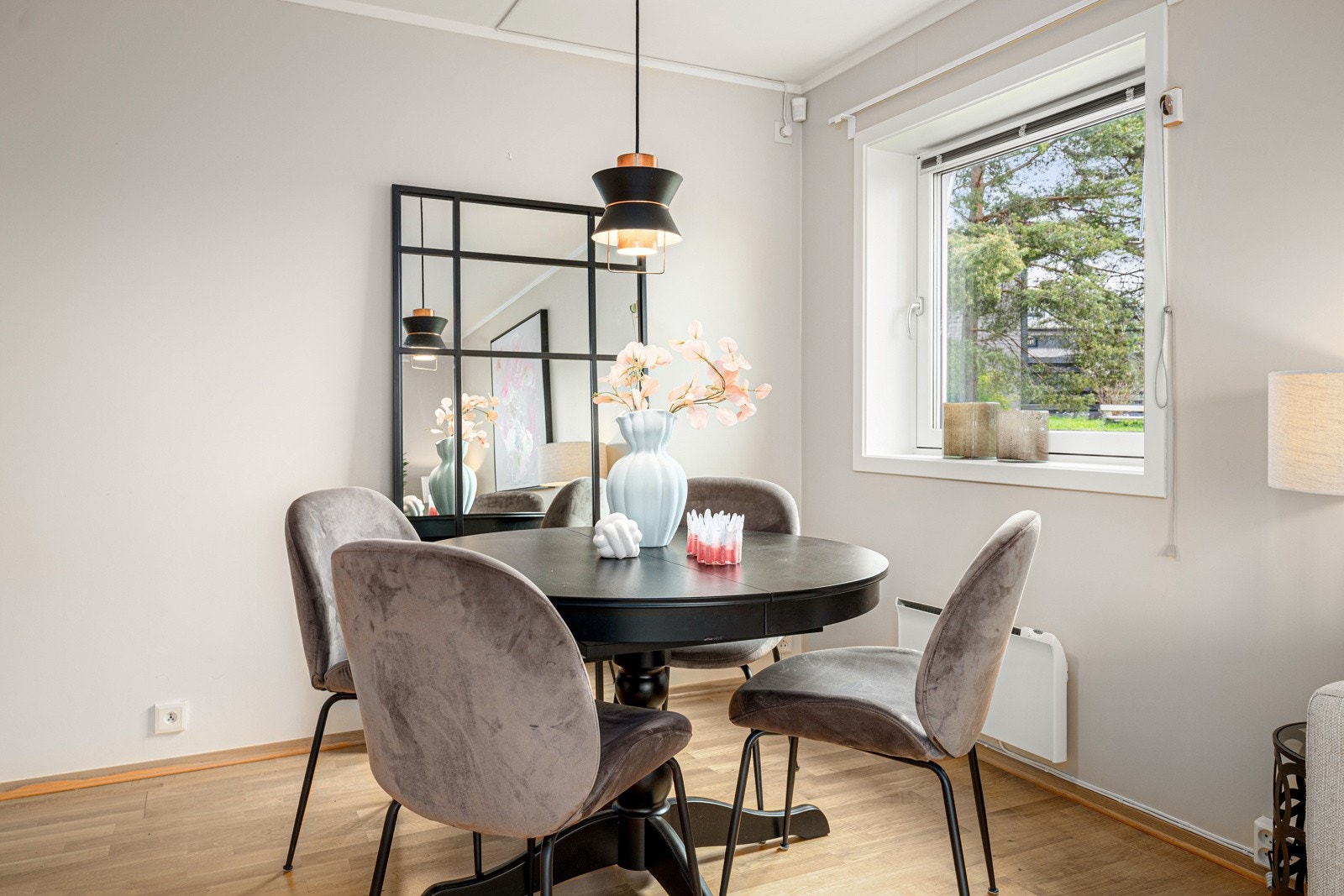 Lys og trivelig spiseplass med vindu mot grøntareal Galleribilde