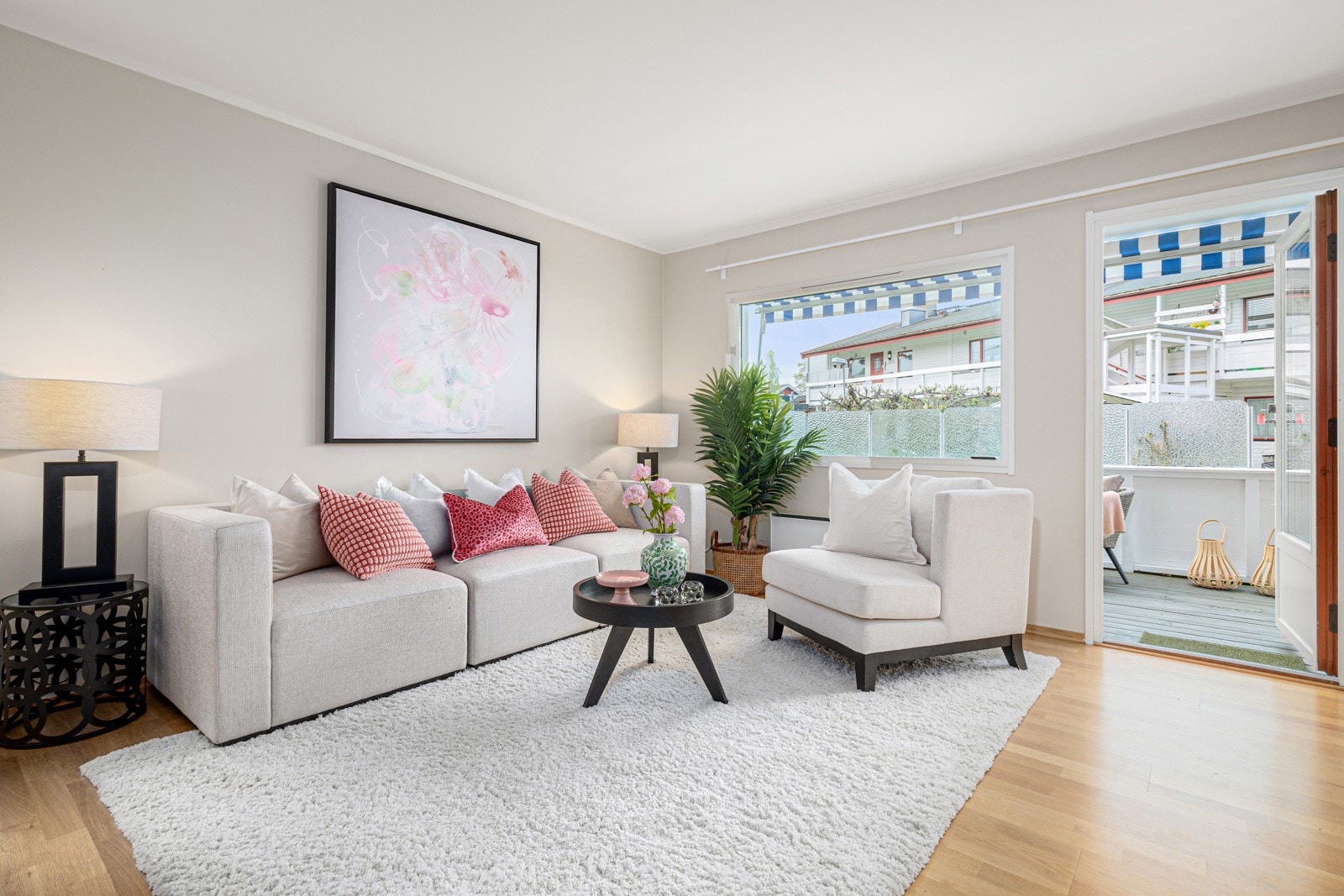 Romslig stue med flere vindusflater som gir godt med naturlig lys Galleribilde