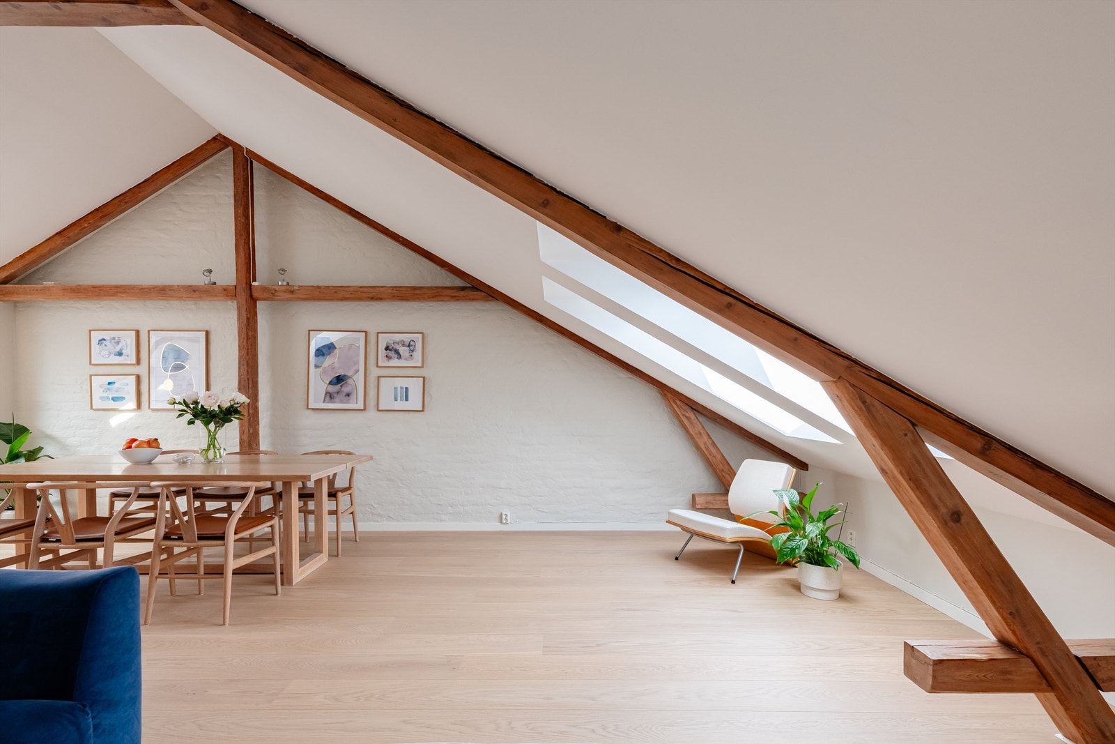 Den svært generøse takhøyden, kombinert med lekre detaljer med solide trebjelker sørger for en god romfølelse. Galleribilde