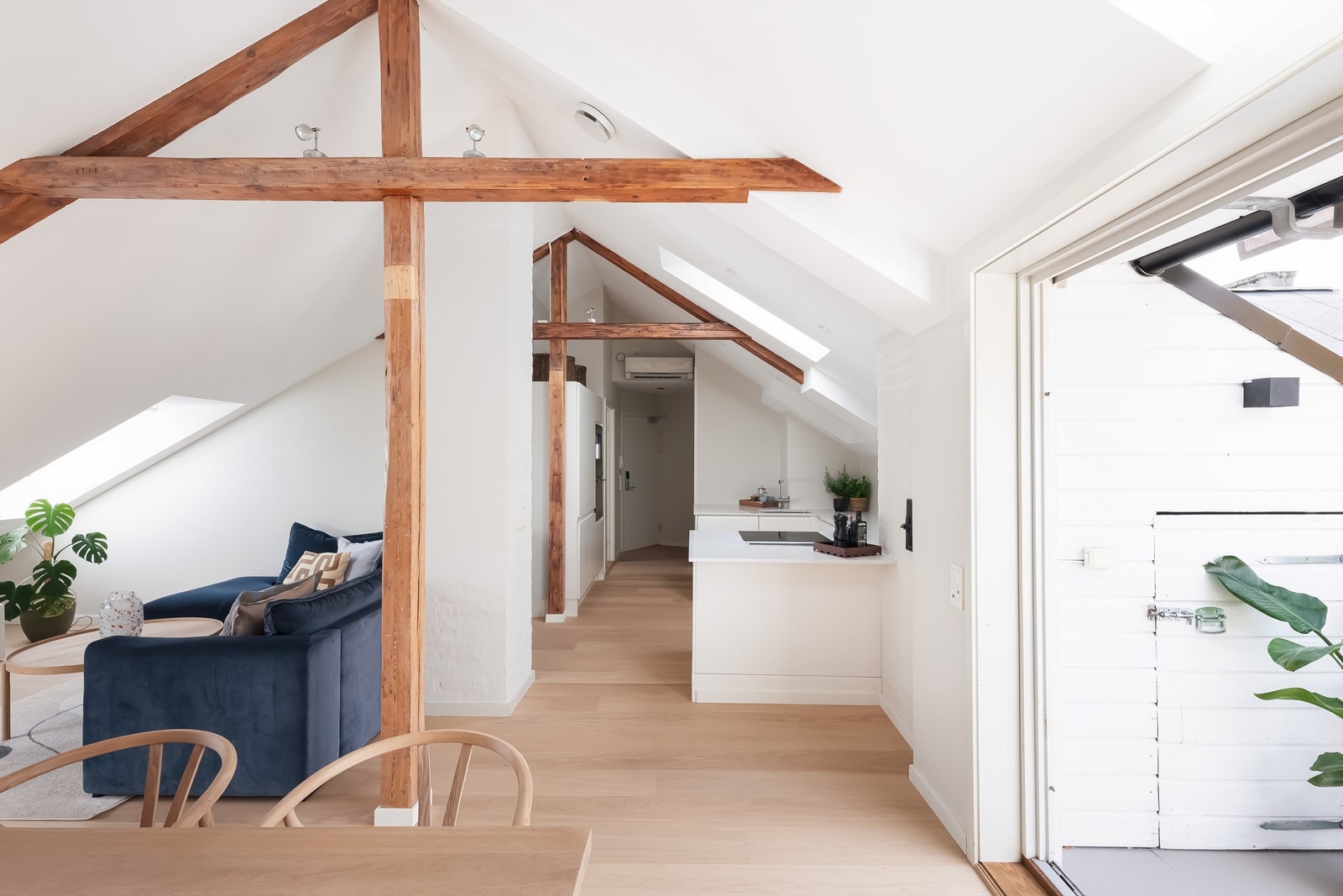 Luft- til luft varmepumpe plassert på vegg ved kjøkken. Galleribilde