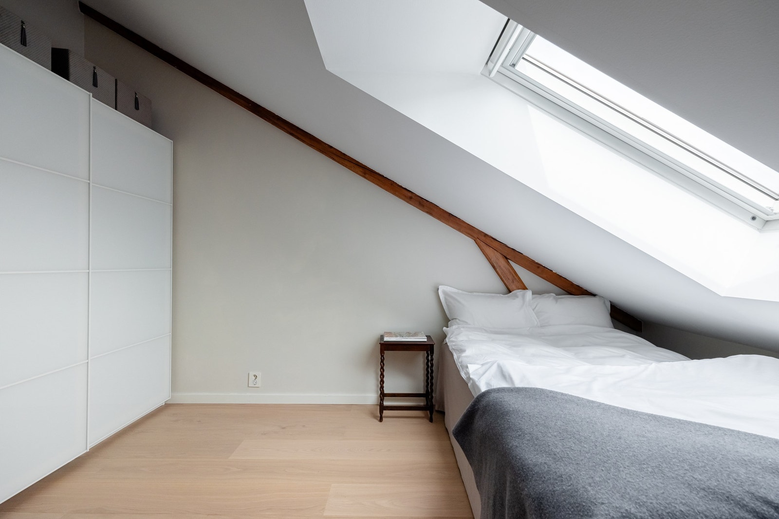 Rikelig med oppbevaringsplass i et romslig garderobeskap. Galleribilde