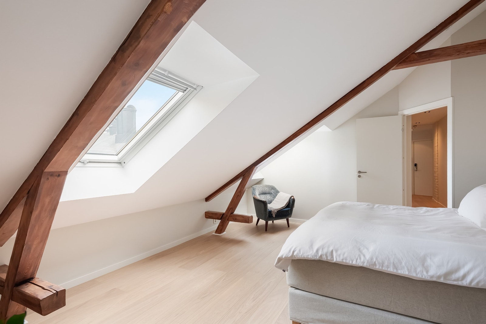 Store takvinduer sørger for godt med lysinnslipp og en luftig atmosfære også på soverommene. Galleribilde