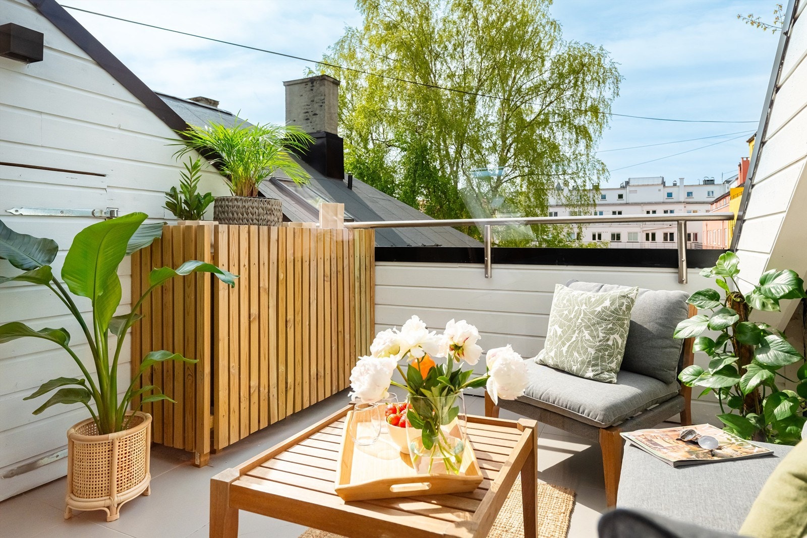 Her kan årets varme dager nytes usjenert i solen. Selger informerer om gode solforhold med sol fra ca. 10:00-21:00 på sommerstid. Galleribilde