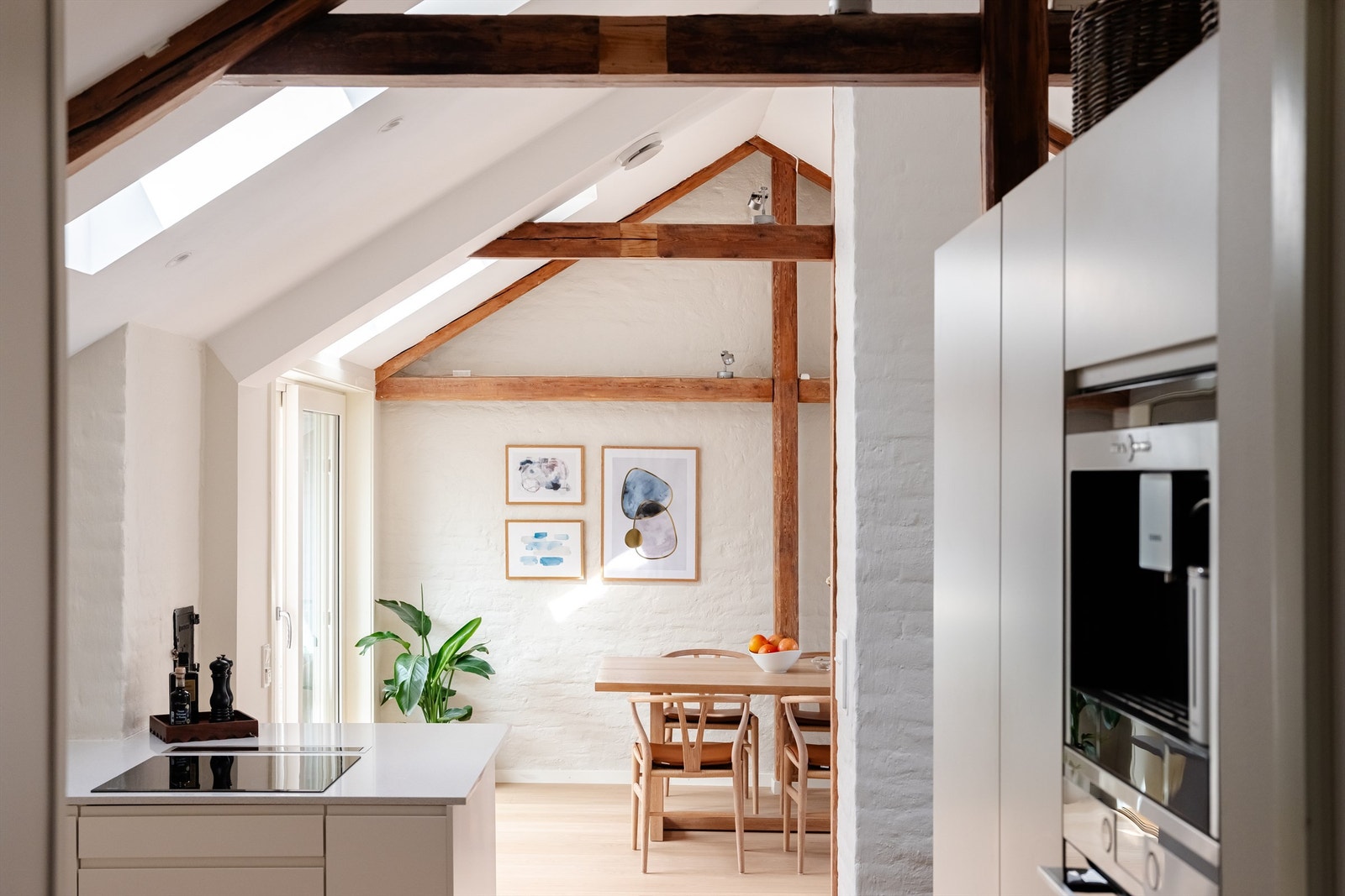 Kjøkkenet er holdt i en sosial, delvis åpen løsning mot stuen, der du har god kommunikasjon med gjestene mens middagen diskes opp. Galleribilde