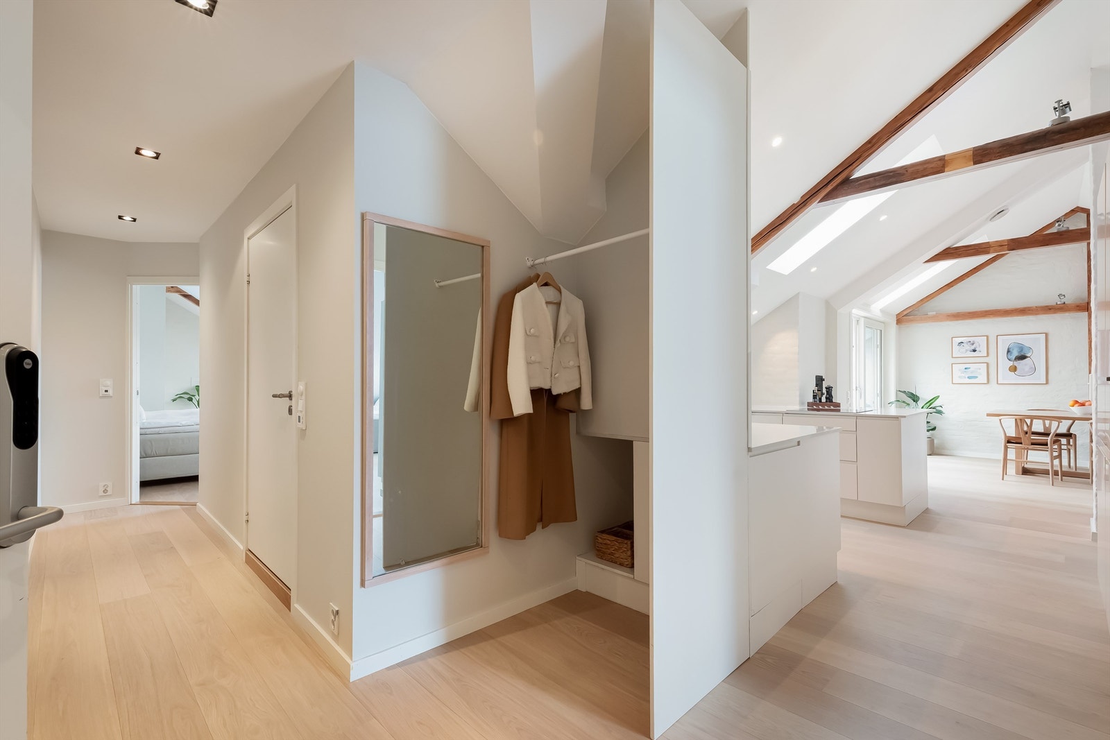 Leilighetens entré er lys og innbydende og gir et godt førsteinntrykk av boligen. Galleribilde