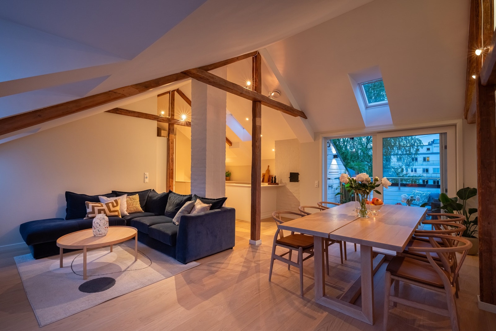 Krogsveen v/Simen Istre Grevskott har gleden av å presentere en svært delikat loftsleilighet med generøs takhøyde og en solrik takterrasse! Galleribilde