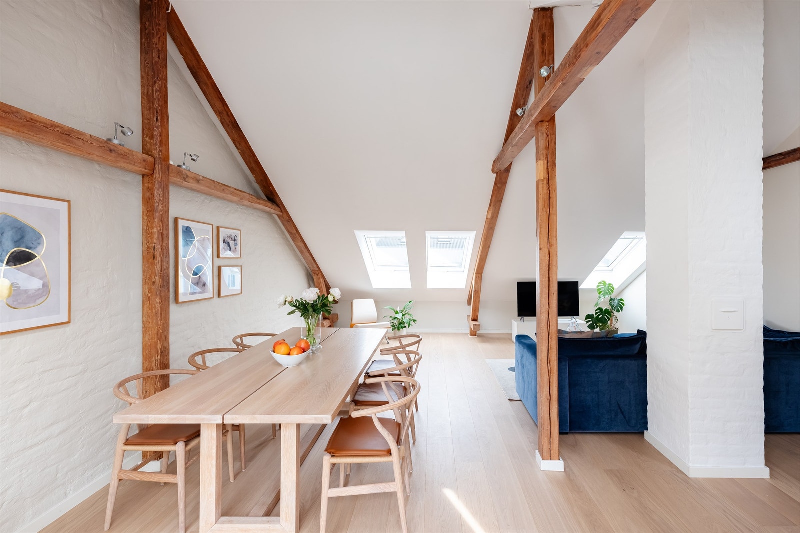 Her er det en naturlig plass for å innrede med et romslig spisebord der familie og venner kan inviteres til hyggelige middagsselskap. Galleribilde