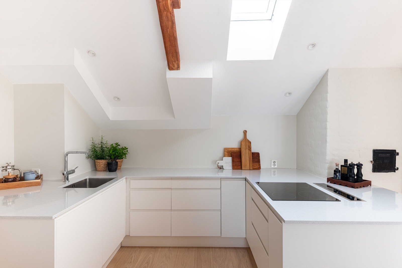 Det er rikelig med oppbevaringsplass i både skuffer og skap. Den gode benkeplassen gjør matlagingen enkel. Galleribilde