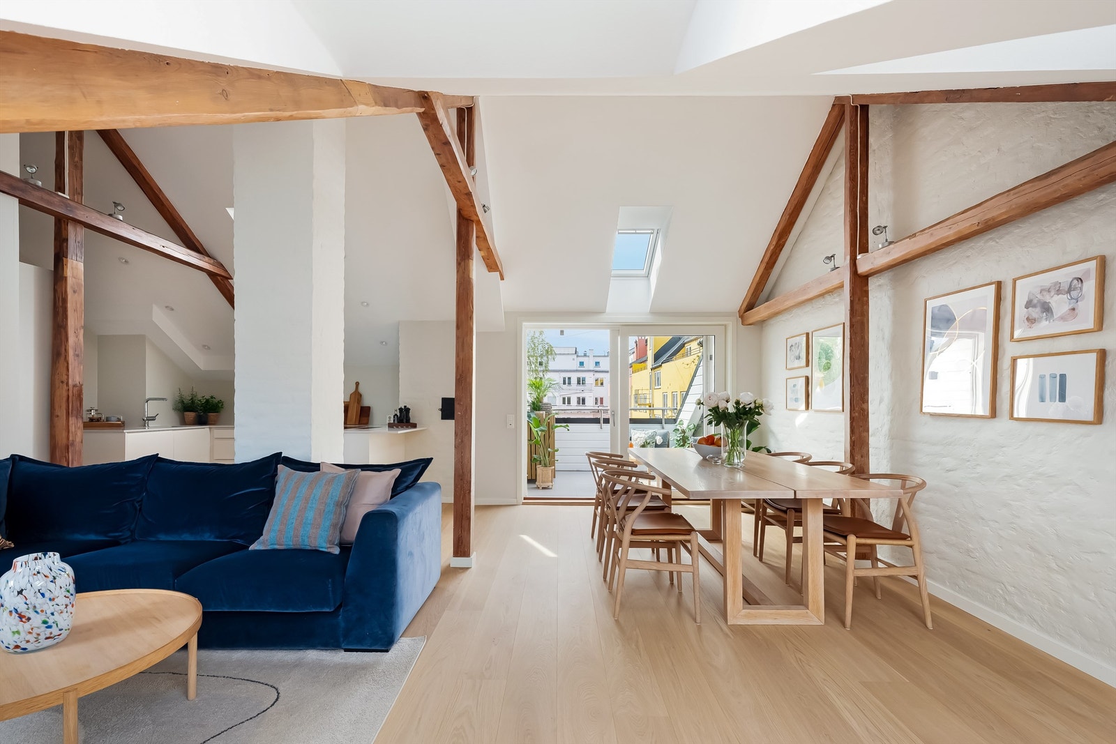 Stuens gode størrelse gjør det enkelt å innrede med flere soner. Galleribilde