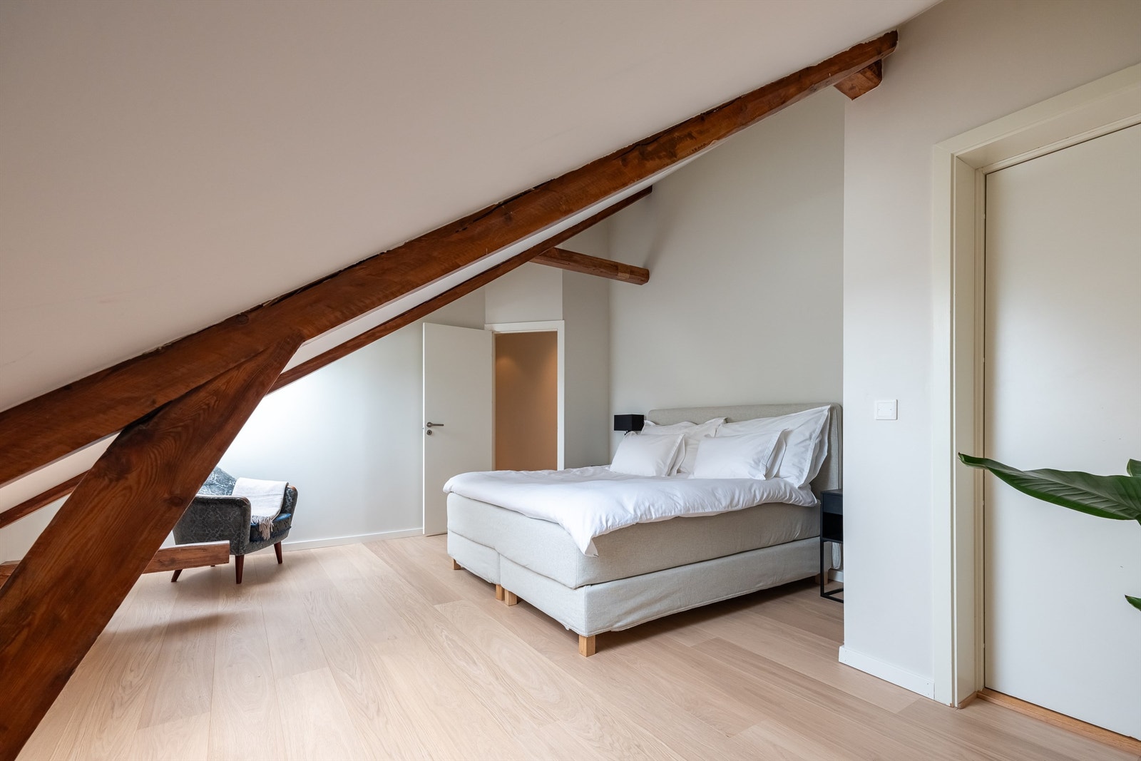 Hovedsoverommet er av god størrelse og kan enkelt innredes med både dobbeltseng og nattbord. Galleribilde