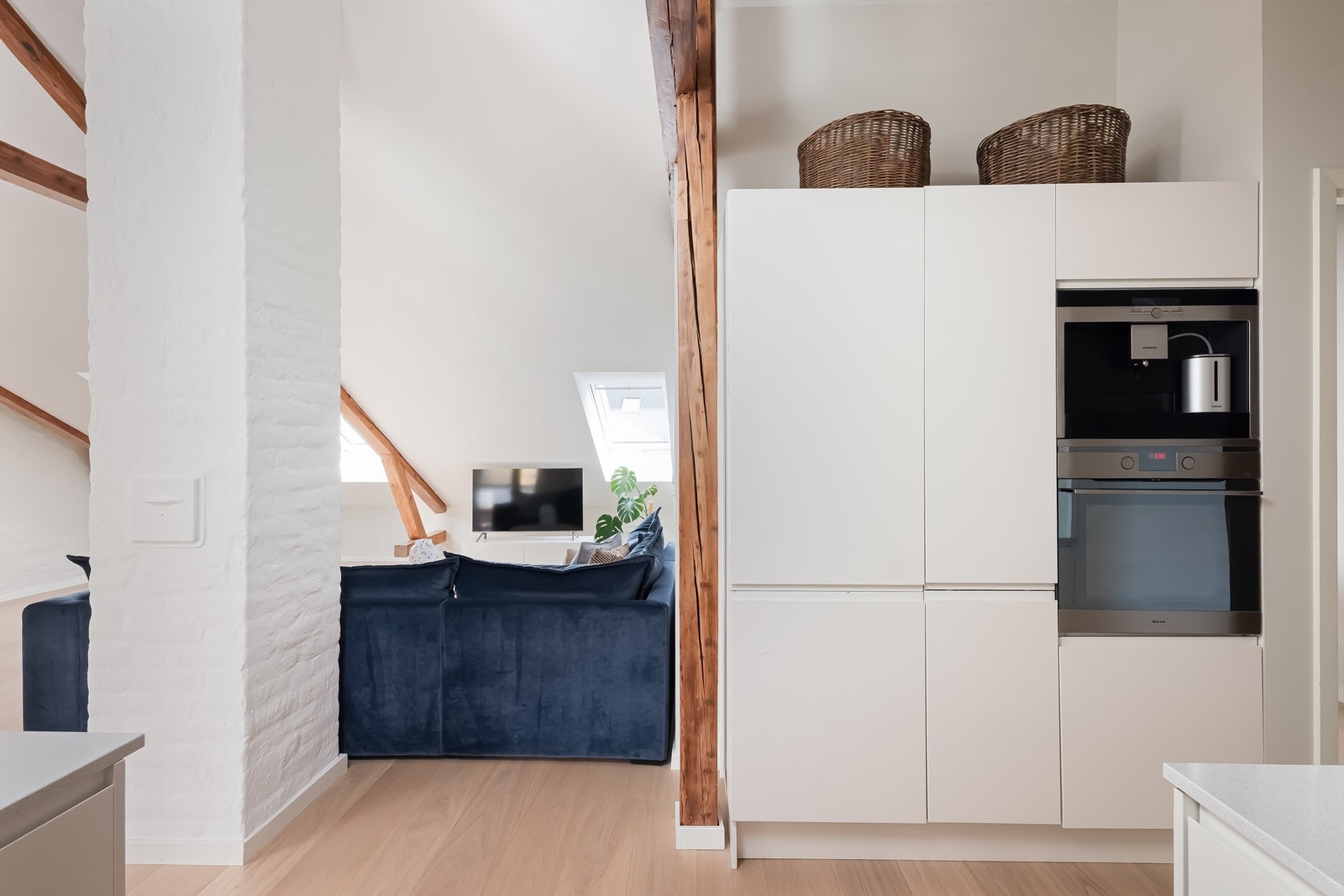 Hvitevarene er sømløst integrert i innredningen og består av induksjonstopp, vaskemaskin, stekeovn og kaffemaskin. Galleribilde