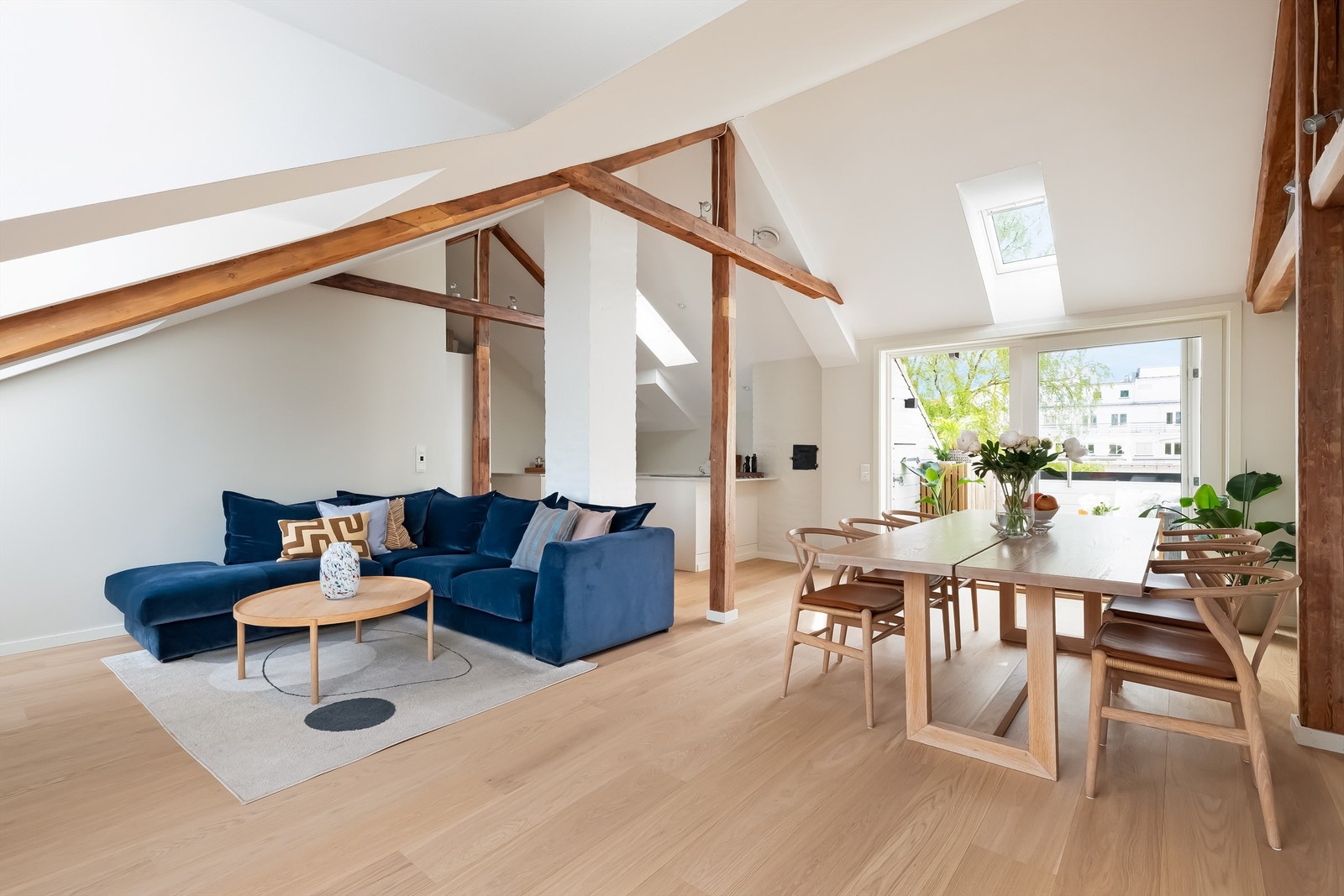 Stuen er gjennomgående med god planløsning og kan enkelt innredes med en hyggelig sofagruppe med tilhørende sofabord. Galleribilde