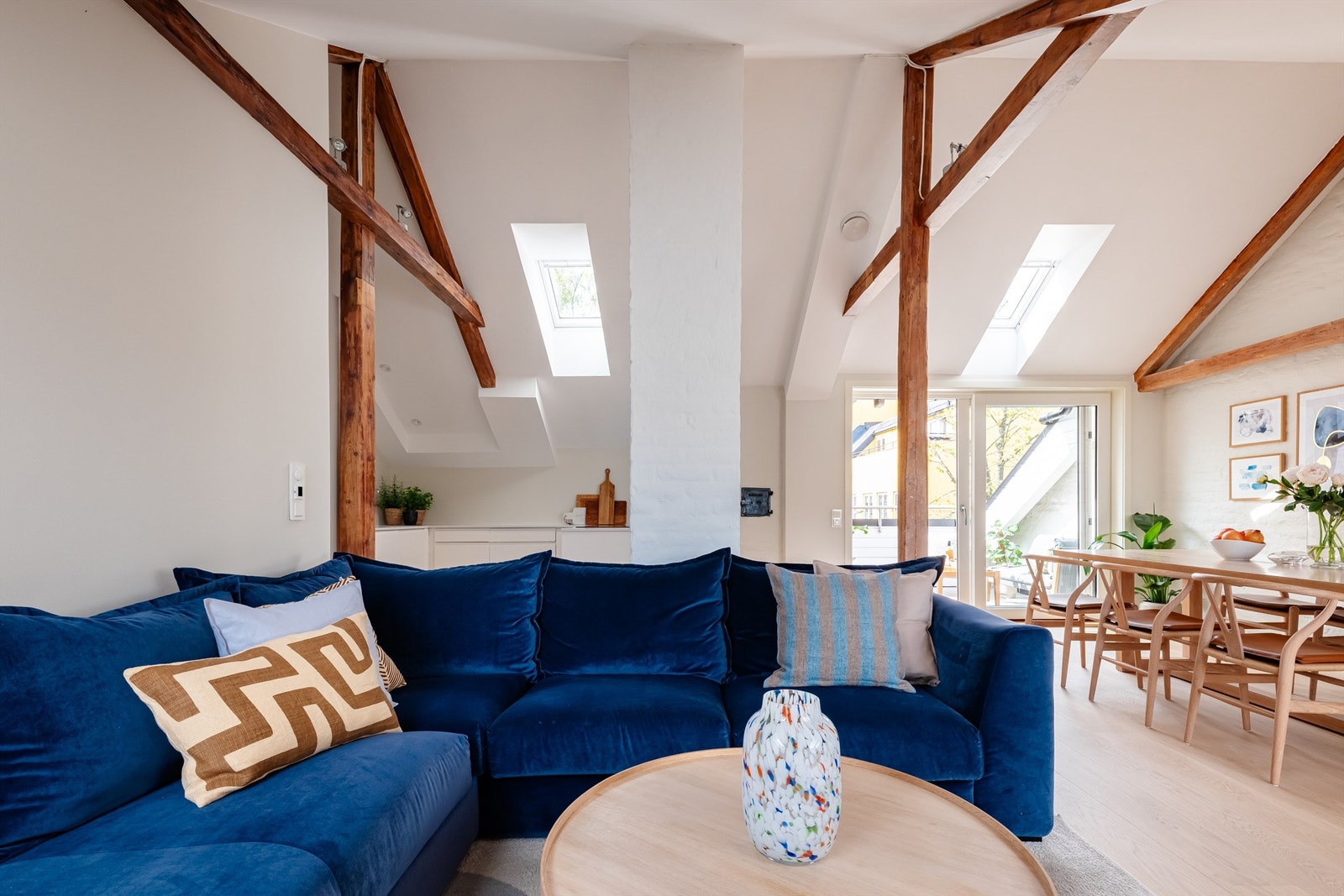 Boligen er holdt i delikate nyanser og har gulvoverflater med en lekker, påkostet en-stavs parkett fra 2024. Under parketten er det lagt varmematte som sørger for varme gulv året rundt. Galleribilde