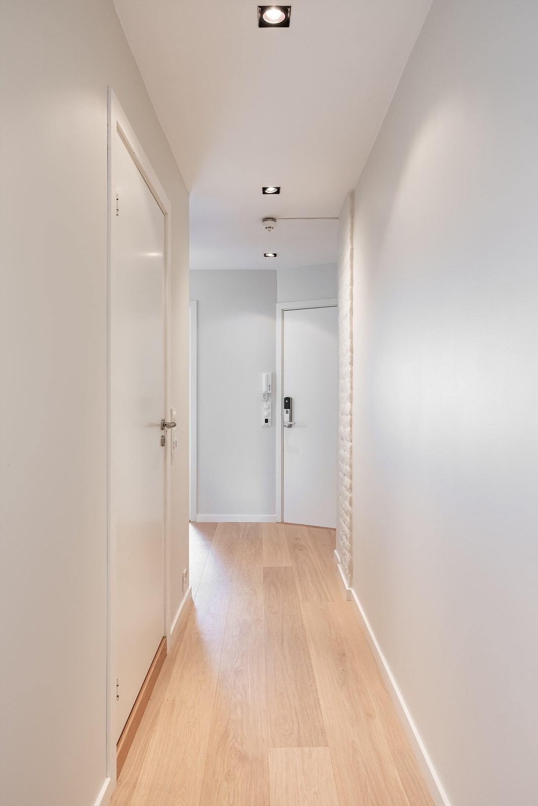 Entréen knytter boligens rom sømløst sammen. Galleribilde